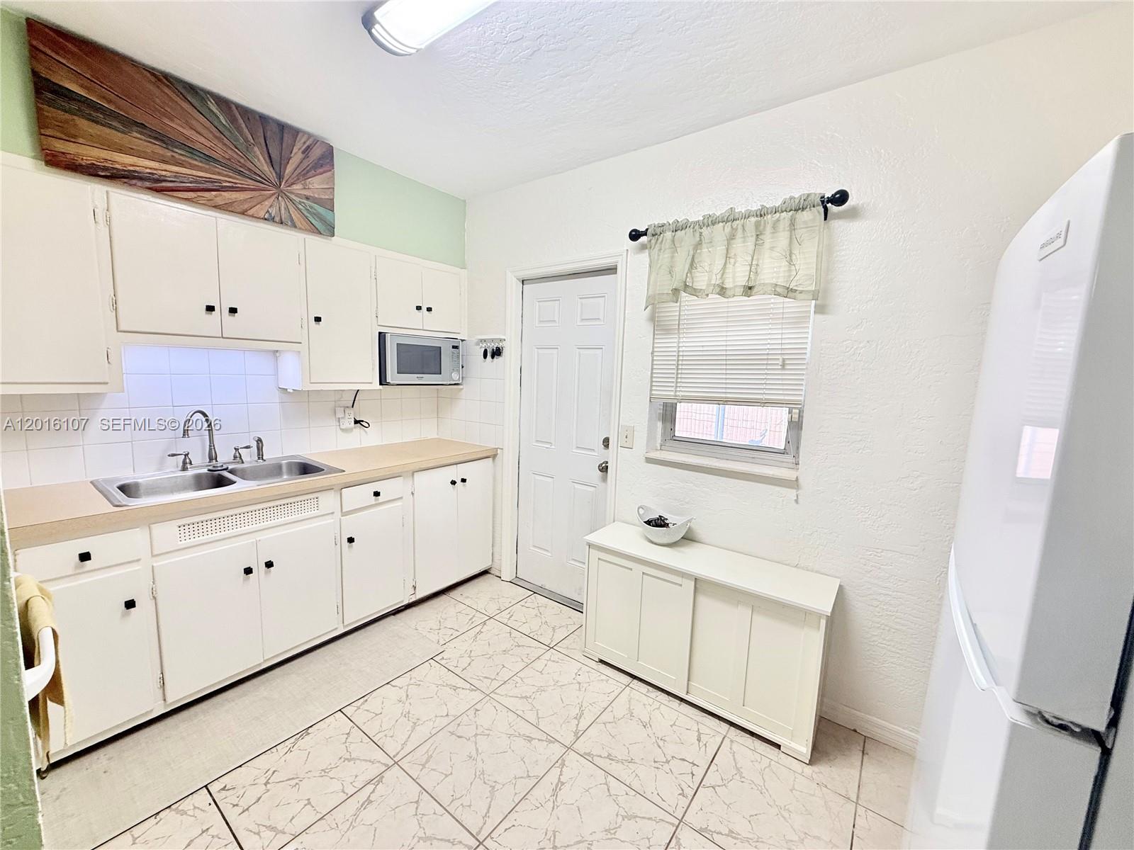 HOLLYWOOD - Residential Lease