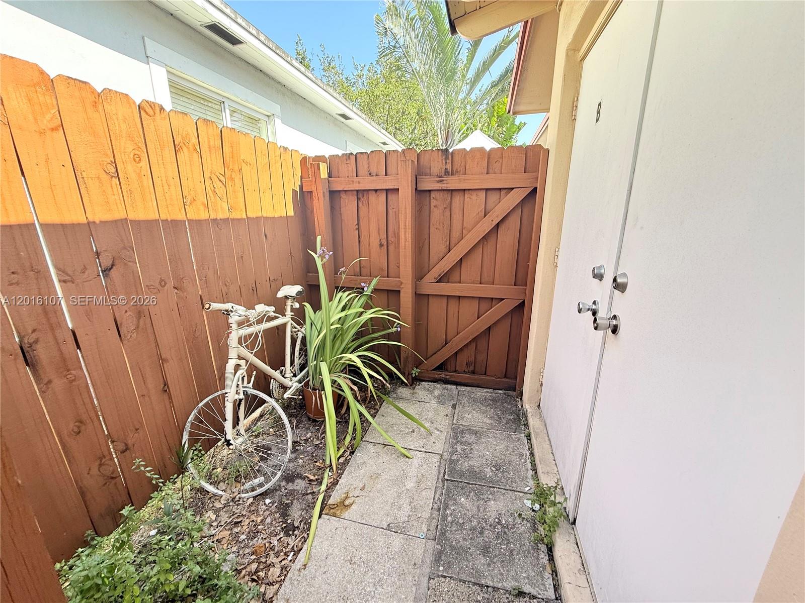 HOLLYWOOD - Residential Lease