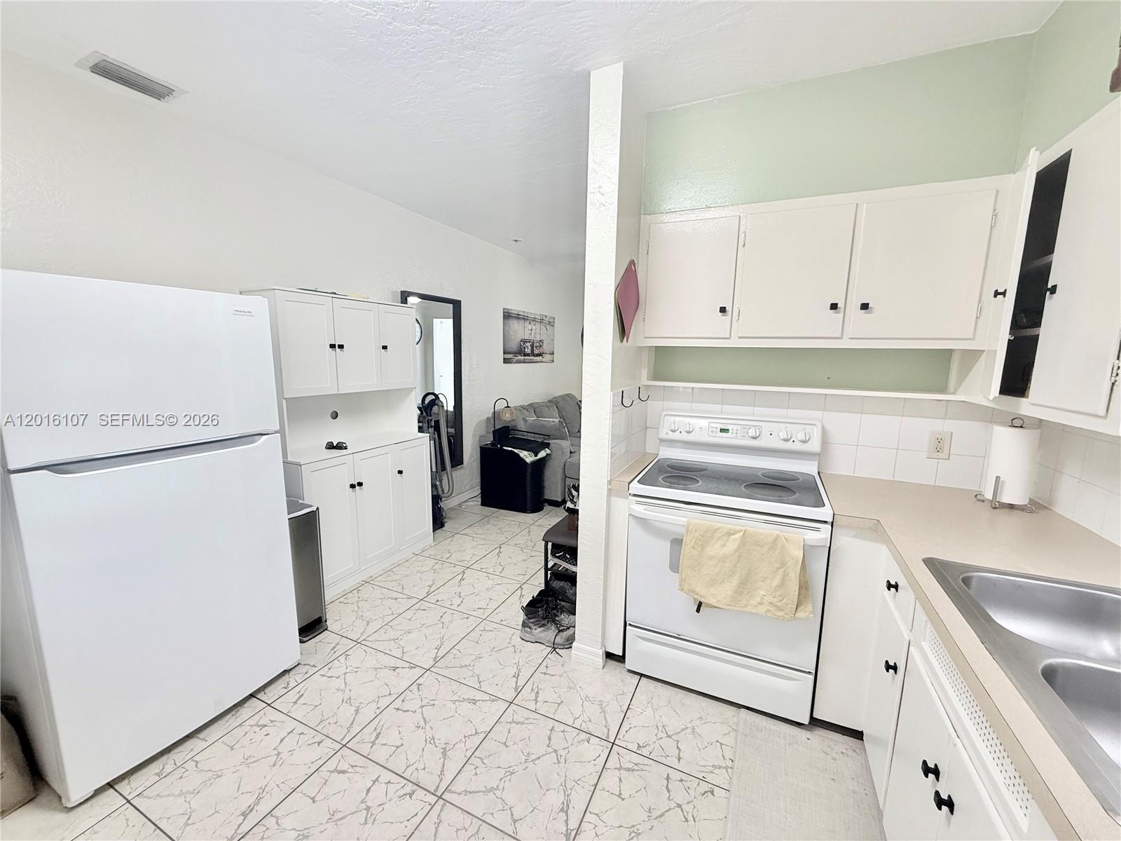 HOLLYWOOD - Residential Lease