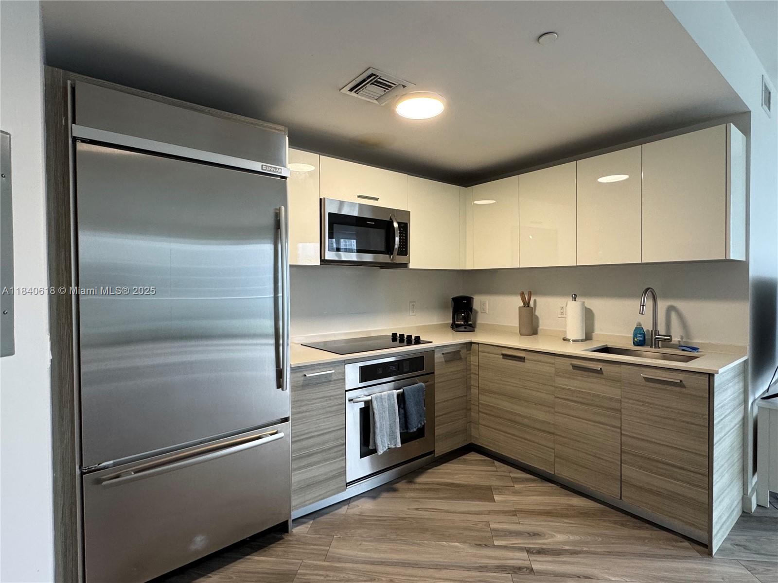 1300 Brickell Bay Dr 3301