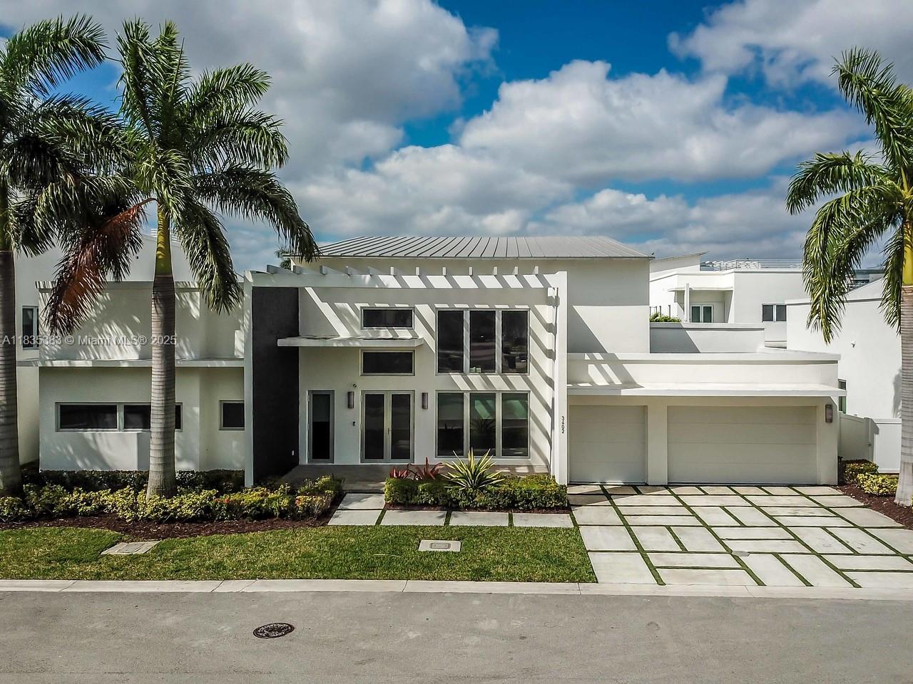 A great modern single family house, 5 bedroom, den, 6 bathroom, three-car garage, pool and jacuzzi with salt system. Oasis complex has a great location, close to the MIA, Expressways and good schools and parks.
