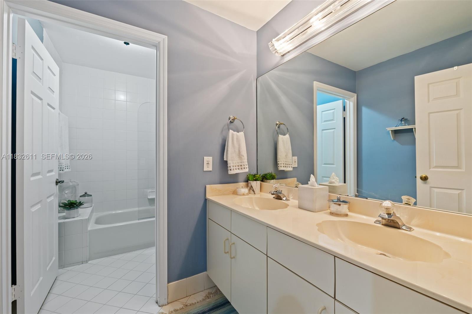 DORAL GLEN T-17816 - Residential