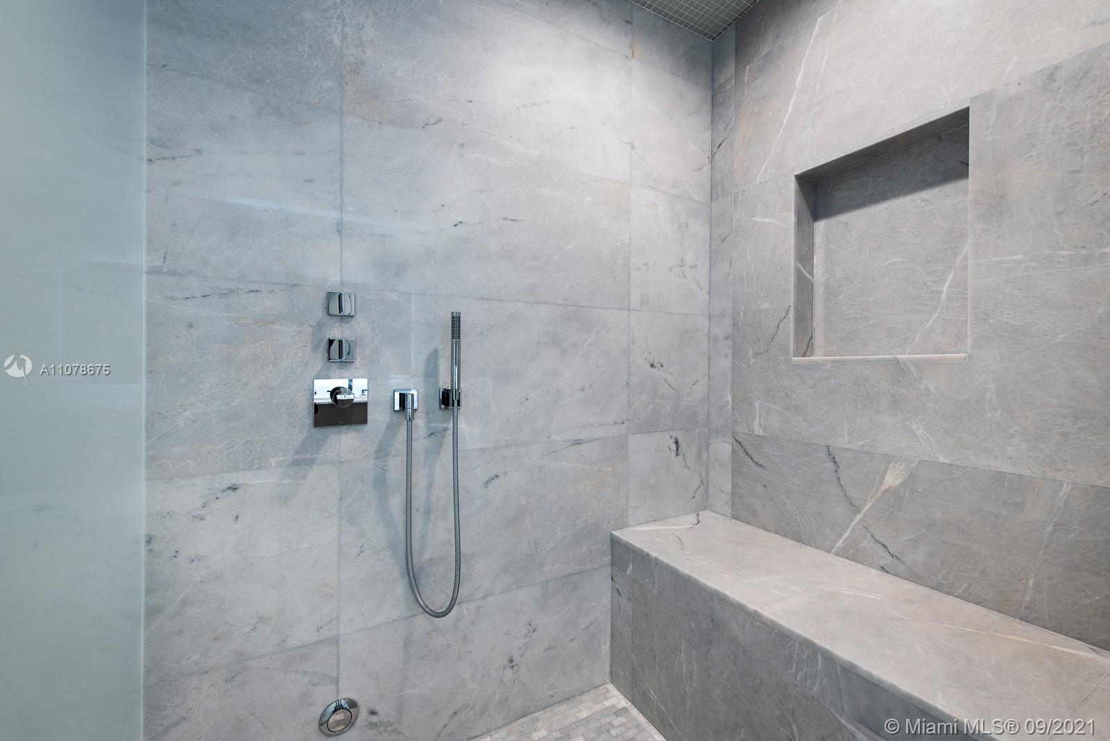 TURNBERRY OCEAN CLUB - Residential