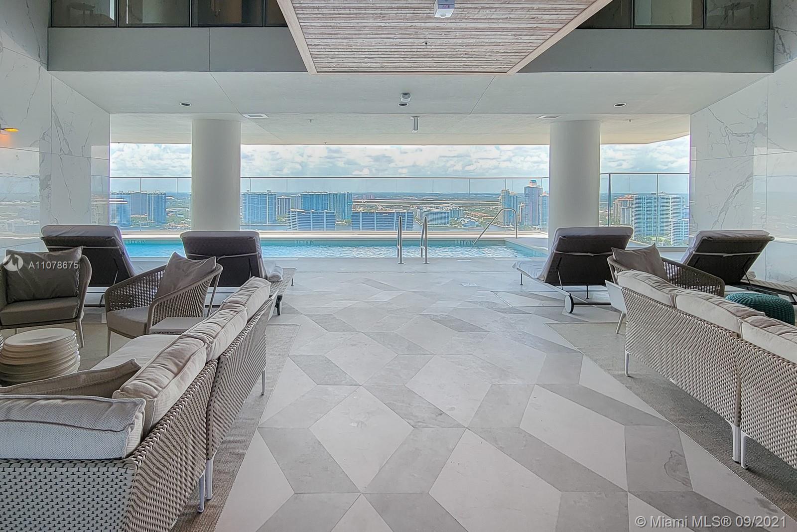 TURNBERRY OCEAN CLUB - Residential