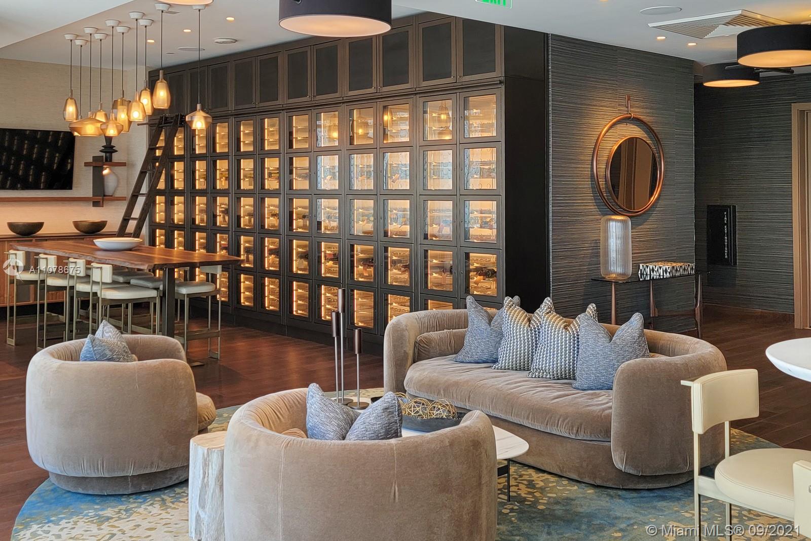 TURNBERRY OCEAN CLUB - Residential