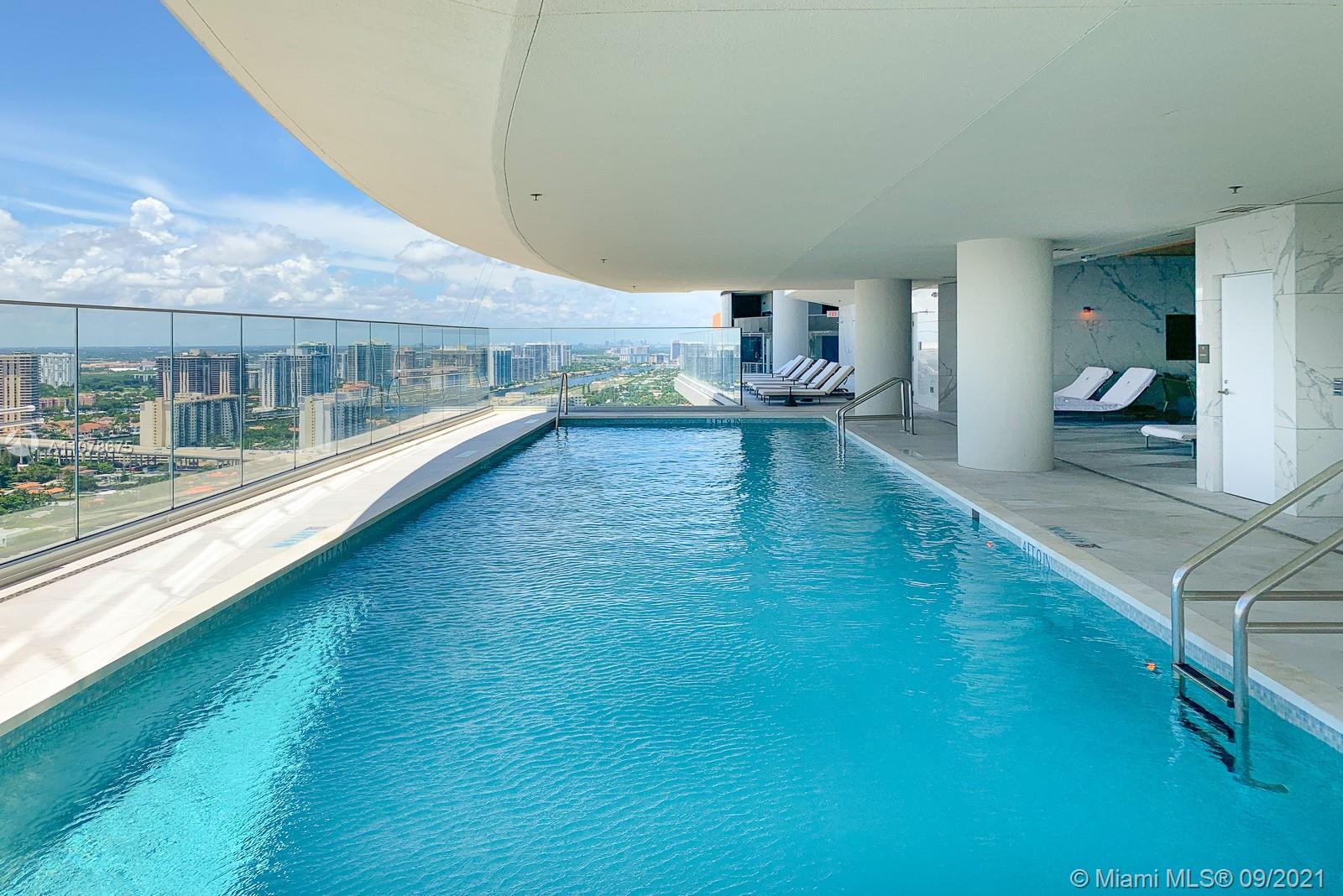 TURNBERRY OCEAN CLUB - Residential