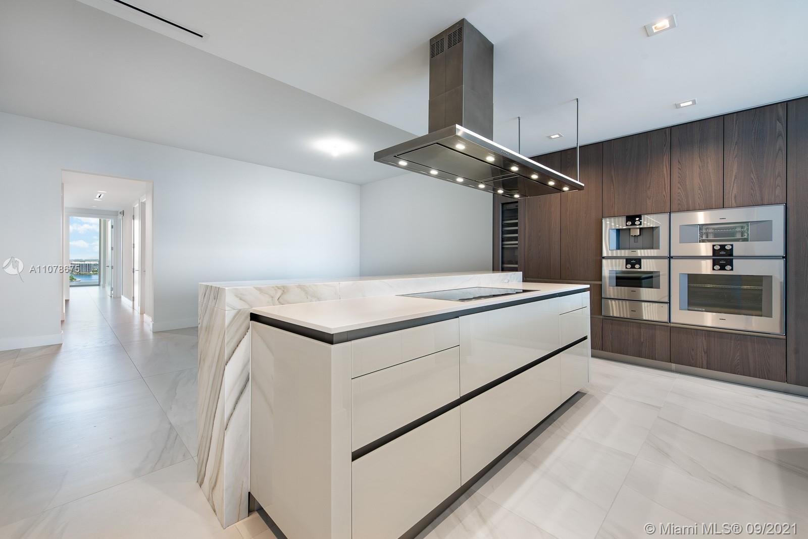 TURNBERRY OCEAN CLUB - Residential