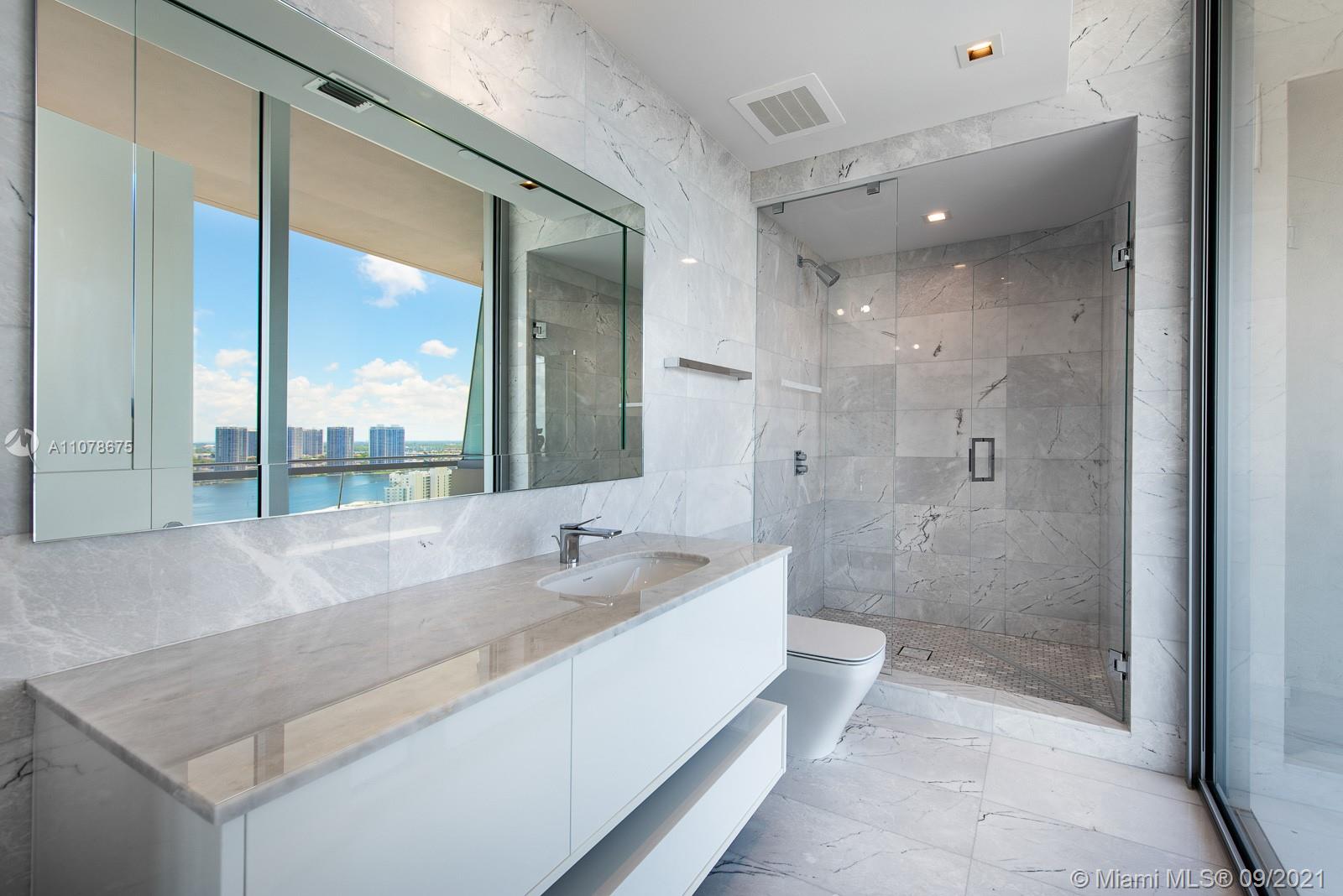 TURNBERRY OCEAN CLUB - Residential