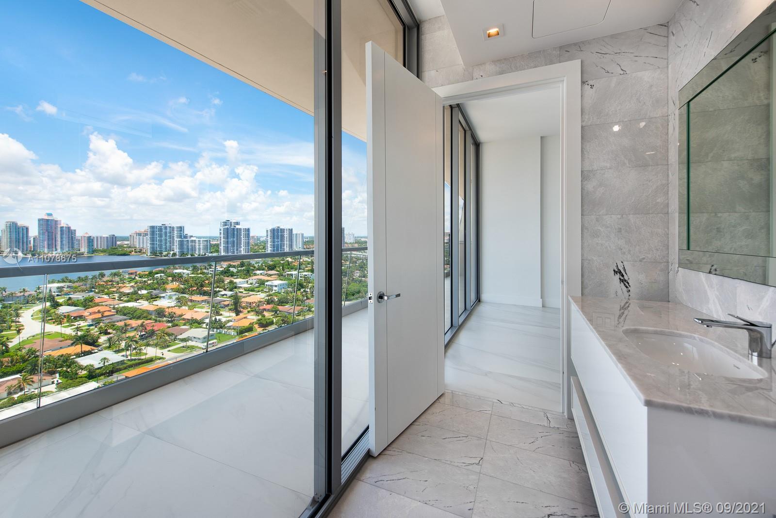 TURNBERRY OCEAN CLUB - Residential