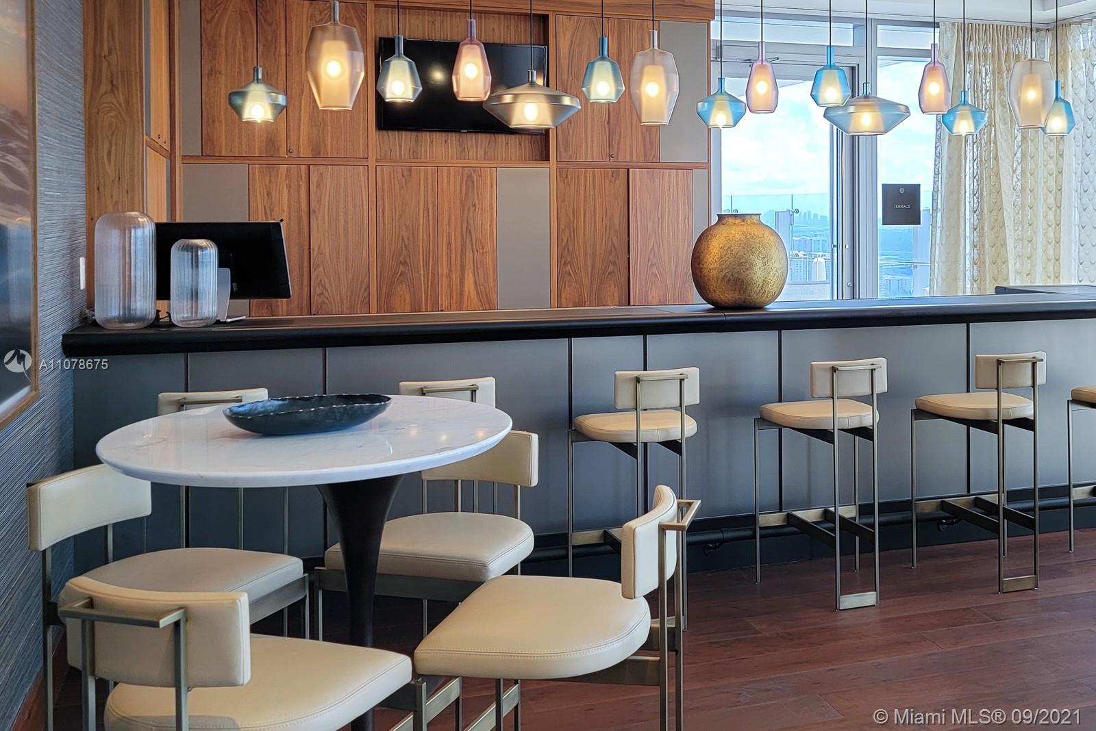 TURNBERRY OCEAN CLUB - Residential