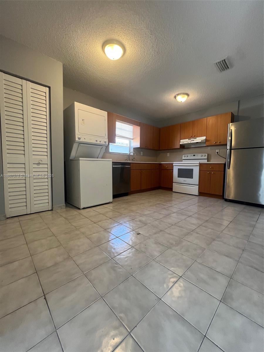 HIALEAH 8TH ADDN - Residential Lease