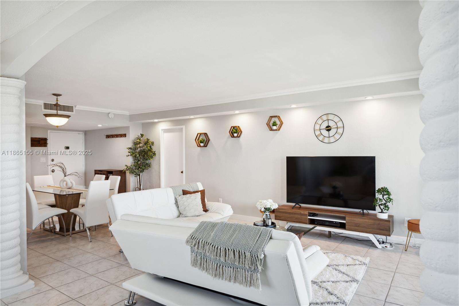 5401 Collins Ave 1020