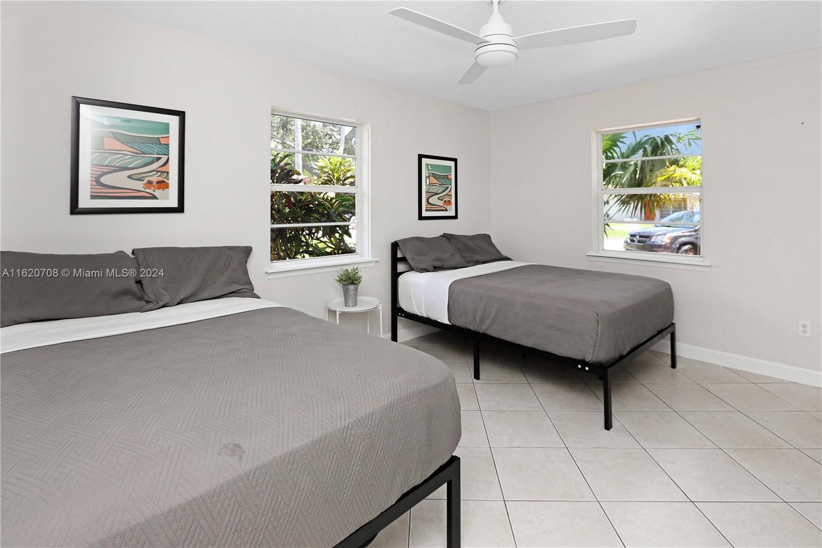 HOLLYWOOD LAKES SEC - Residential