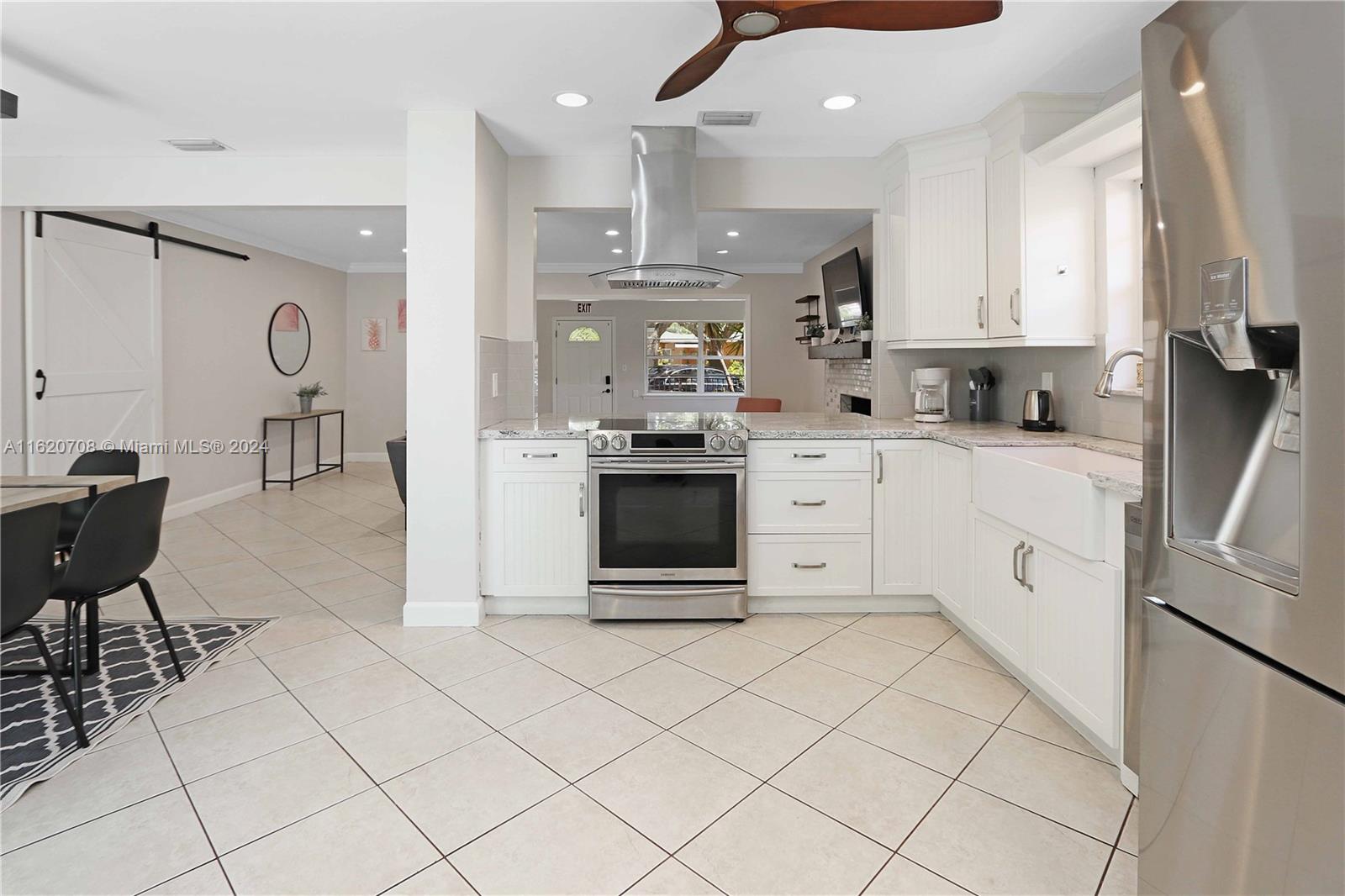 HOLLYWOOD LAKES SEC - Residential