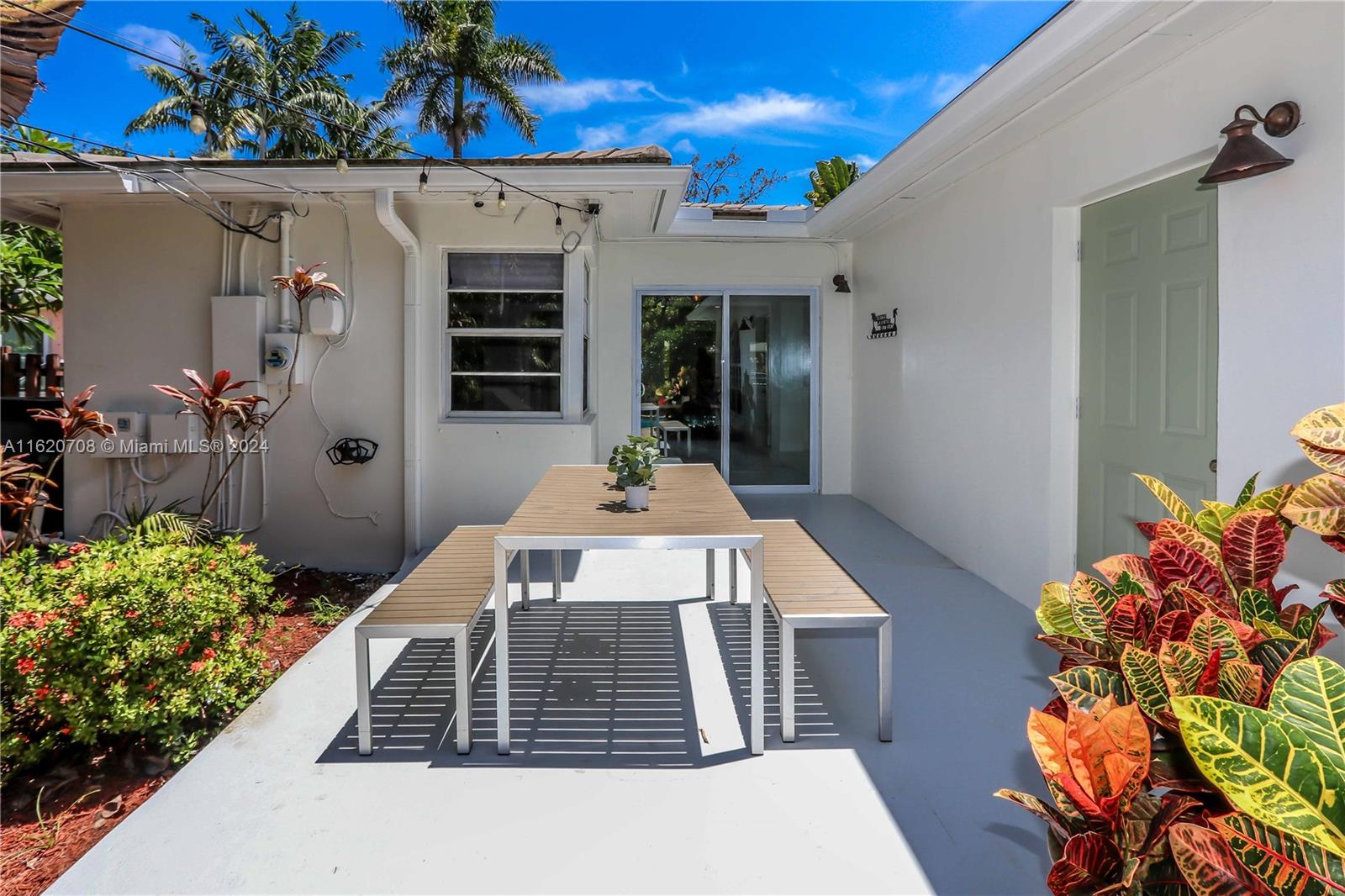 HOLLYWOOD LAKES SEC - Residential