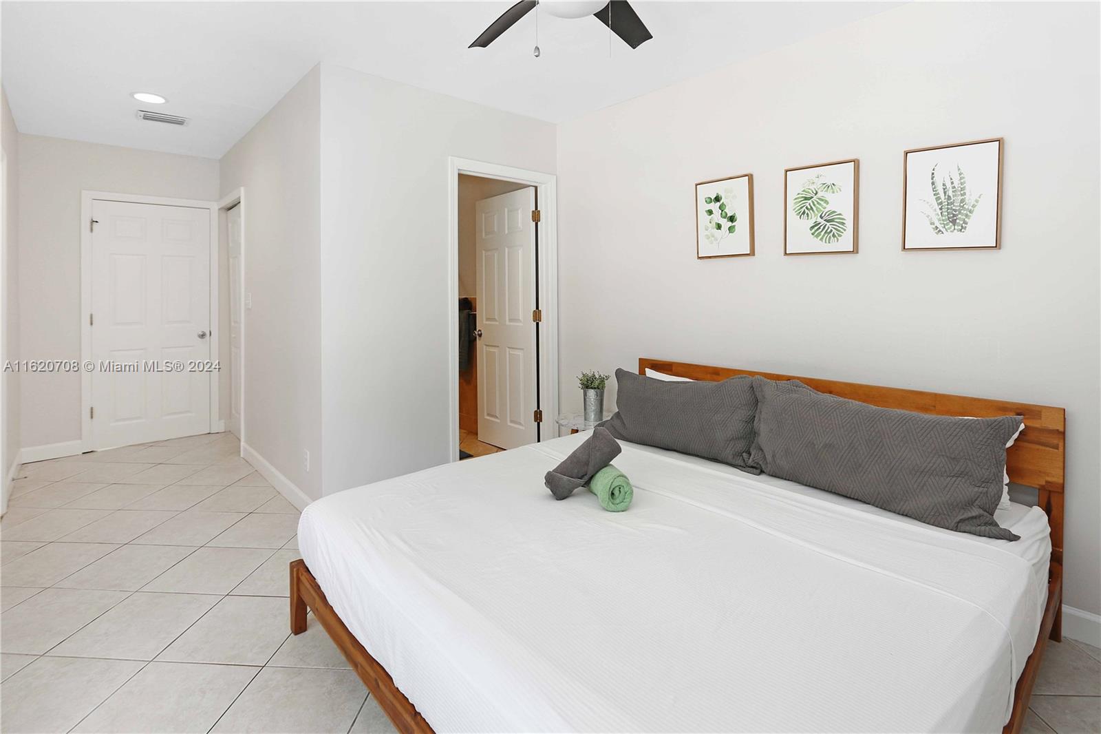 HOLLYWOOD LAKES SEC - Residential