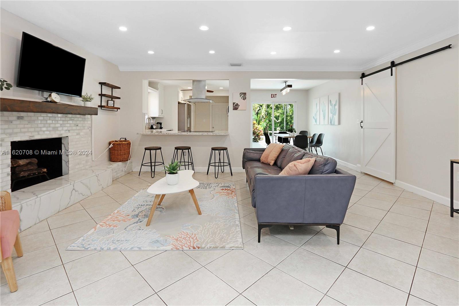 HOLLYWOOD LAKES SEC - Residential