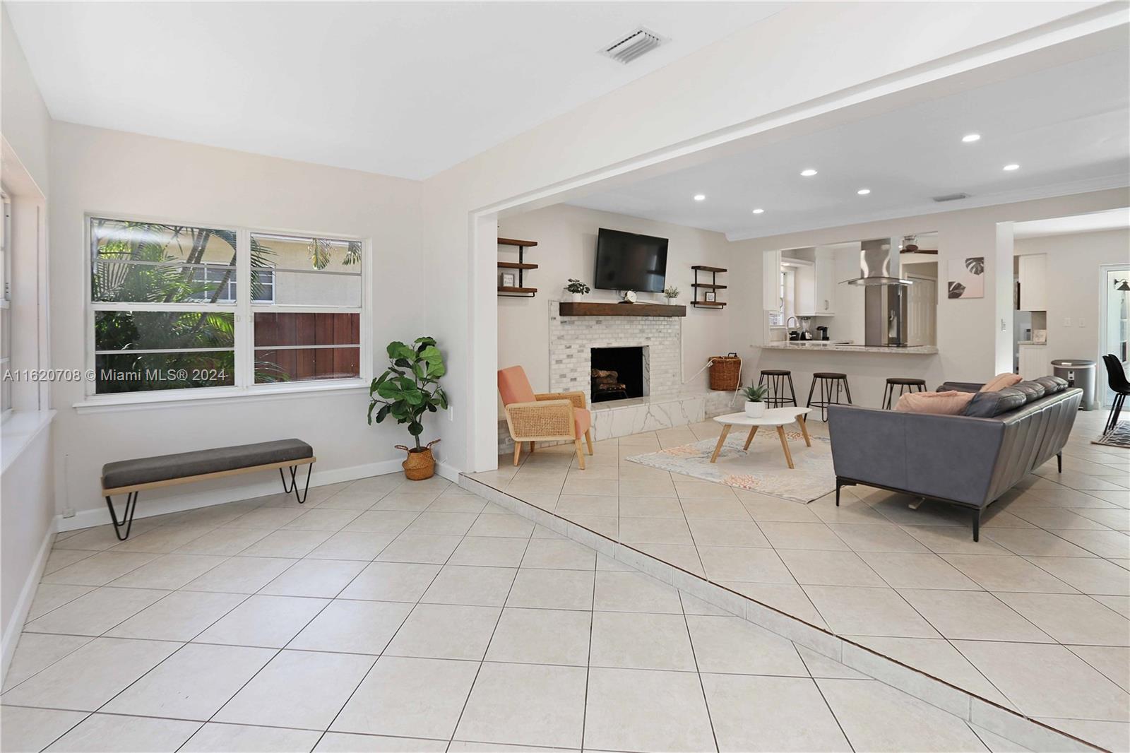 HOLLYWOOD LAKES SEC - Residential