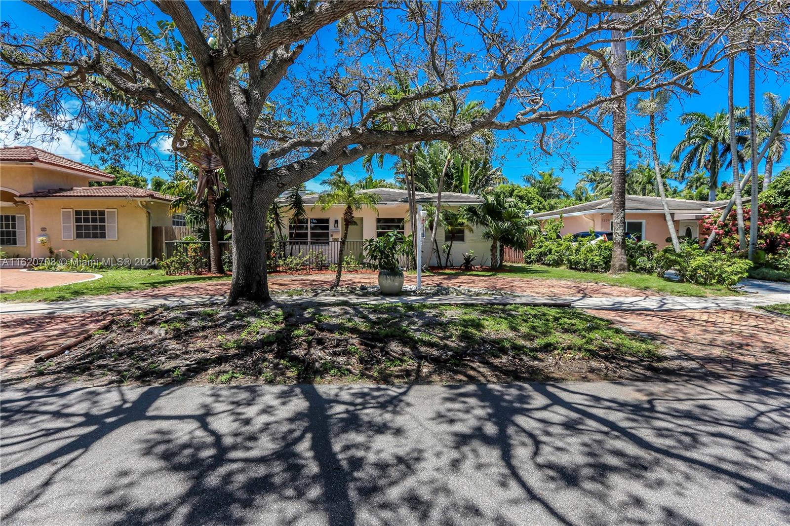 HOLLYWOOD LAKES SEC - Residential