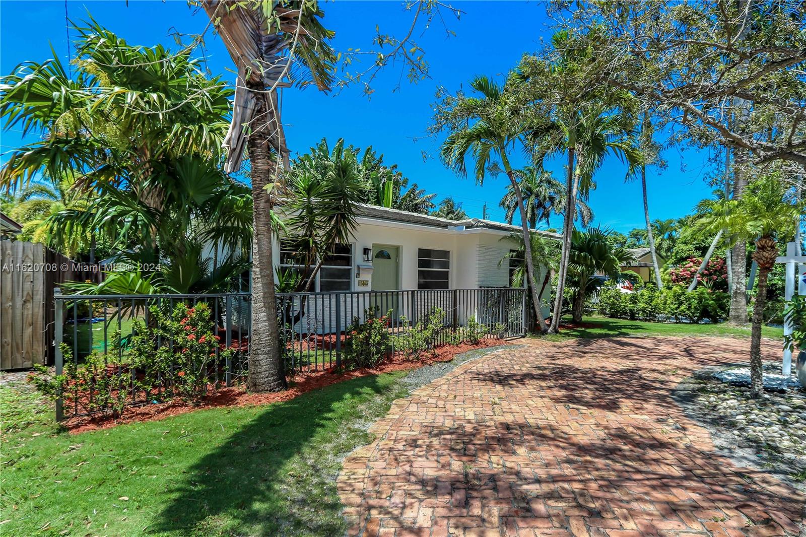 HOLLYWOOD LAKES SEC - Residential