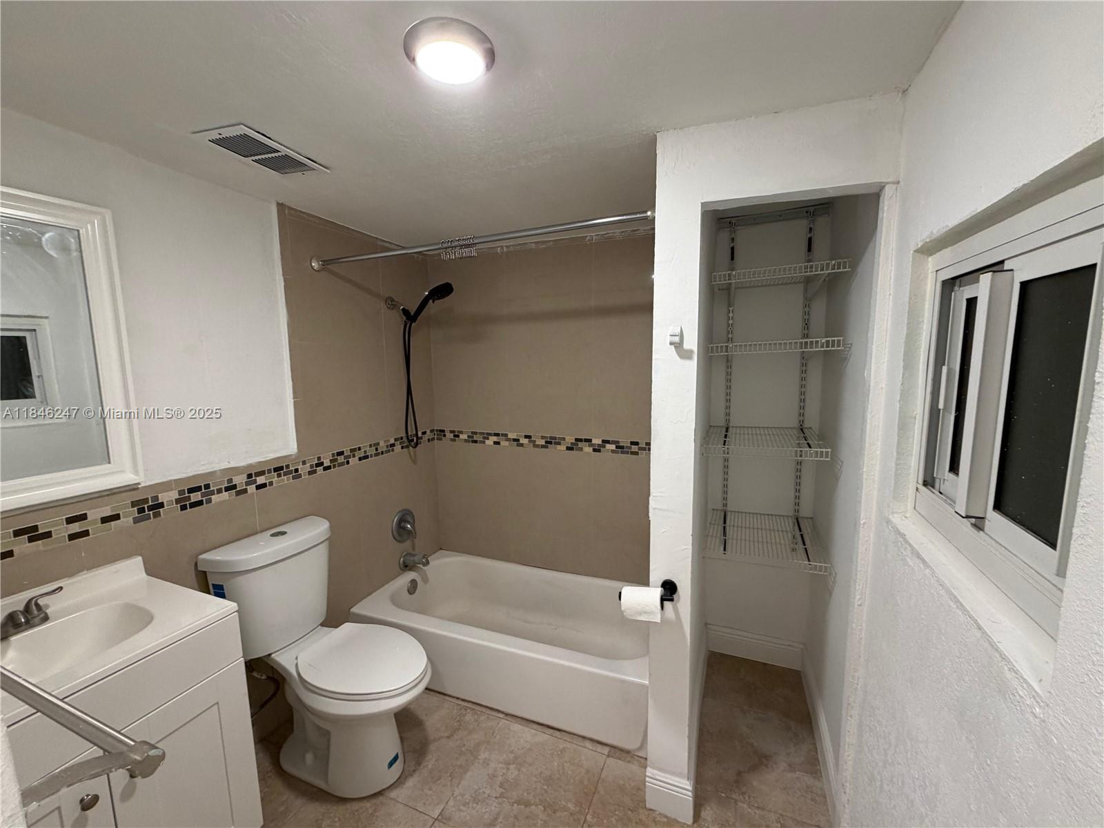 FIRST ADDITION TO CANAL G - Residential Lease