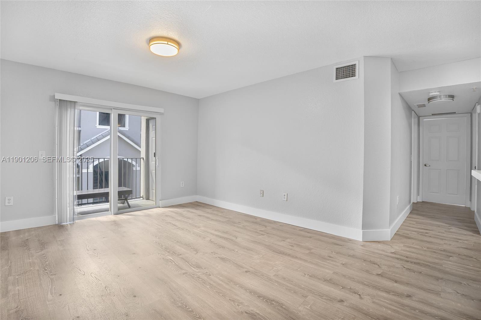 VISTA TRACE 8 CONDO - Residential