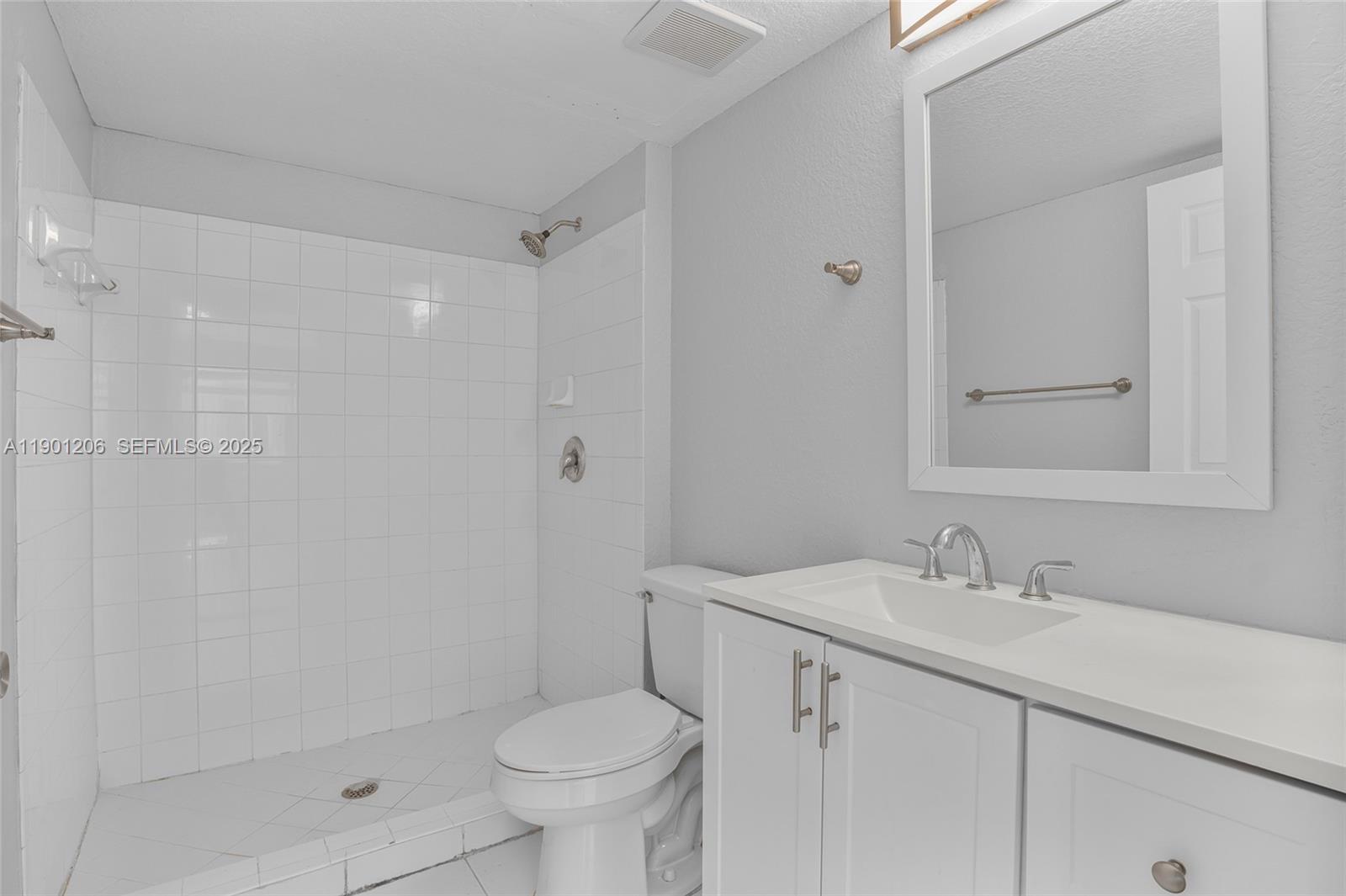 VISTA TRACE 8 CONDO - Residential