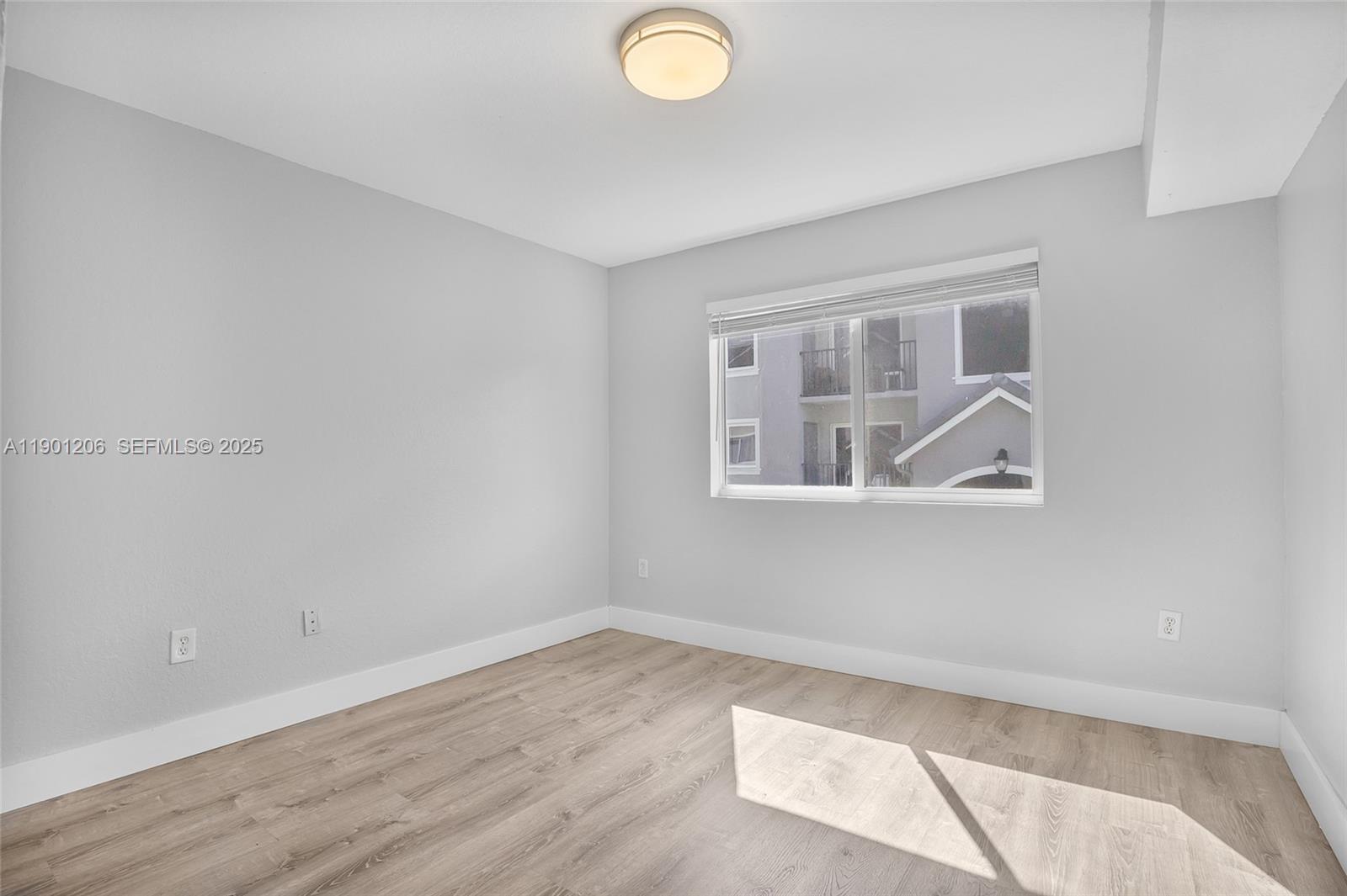 VISTA TRACE 8 CONDO - Residential