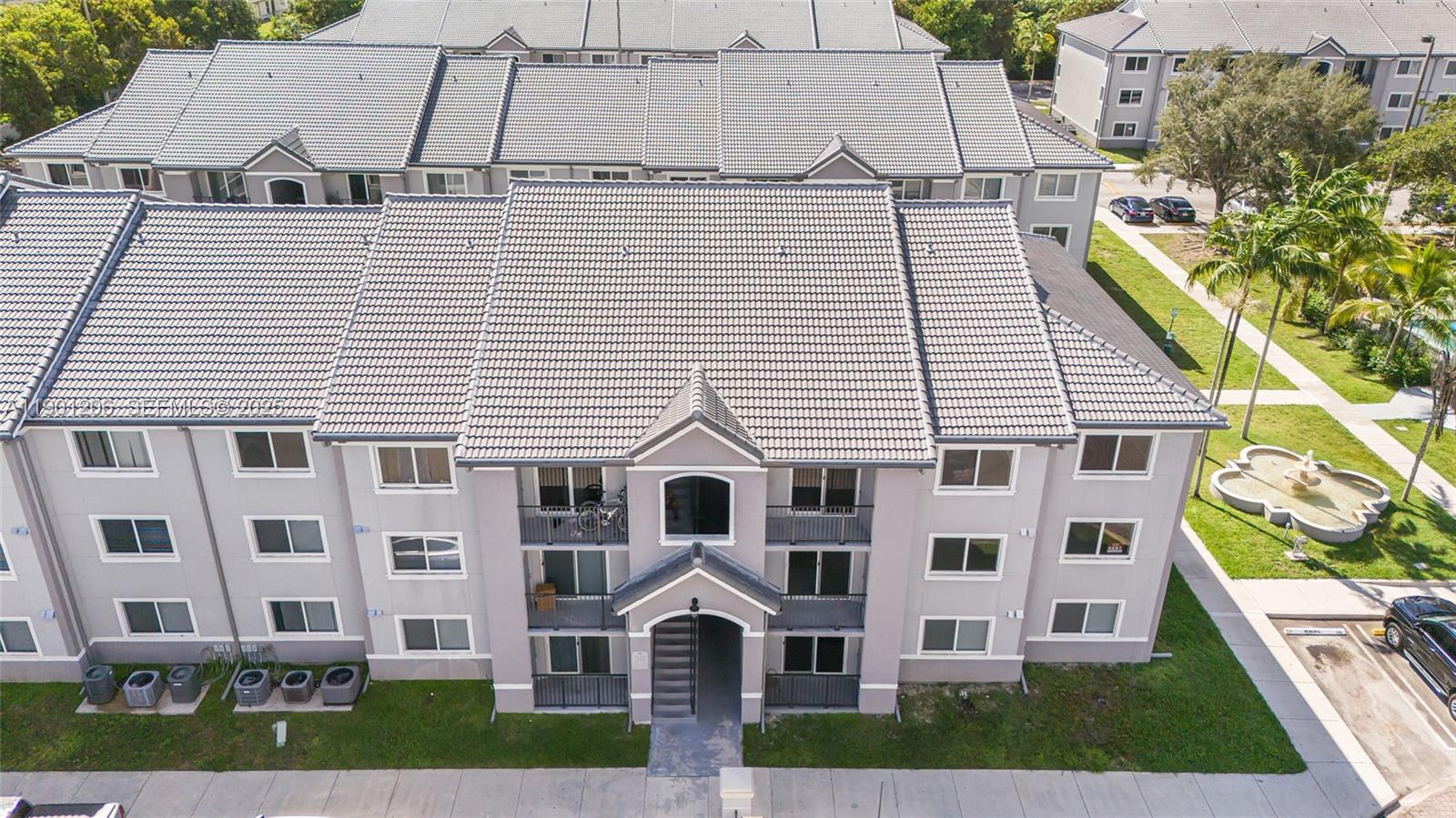 VISTA TRACE 8 CONDO - Residential