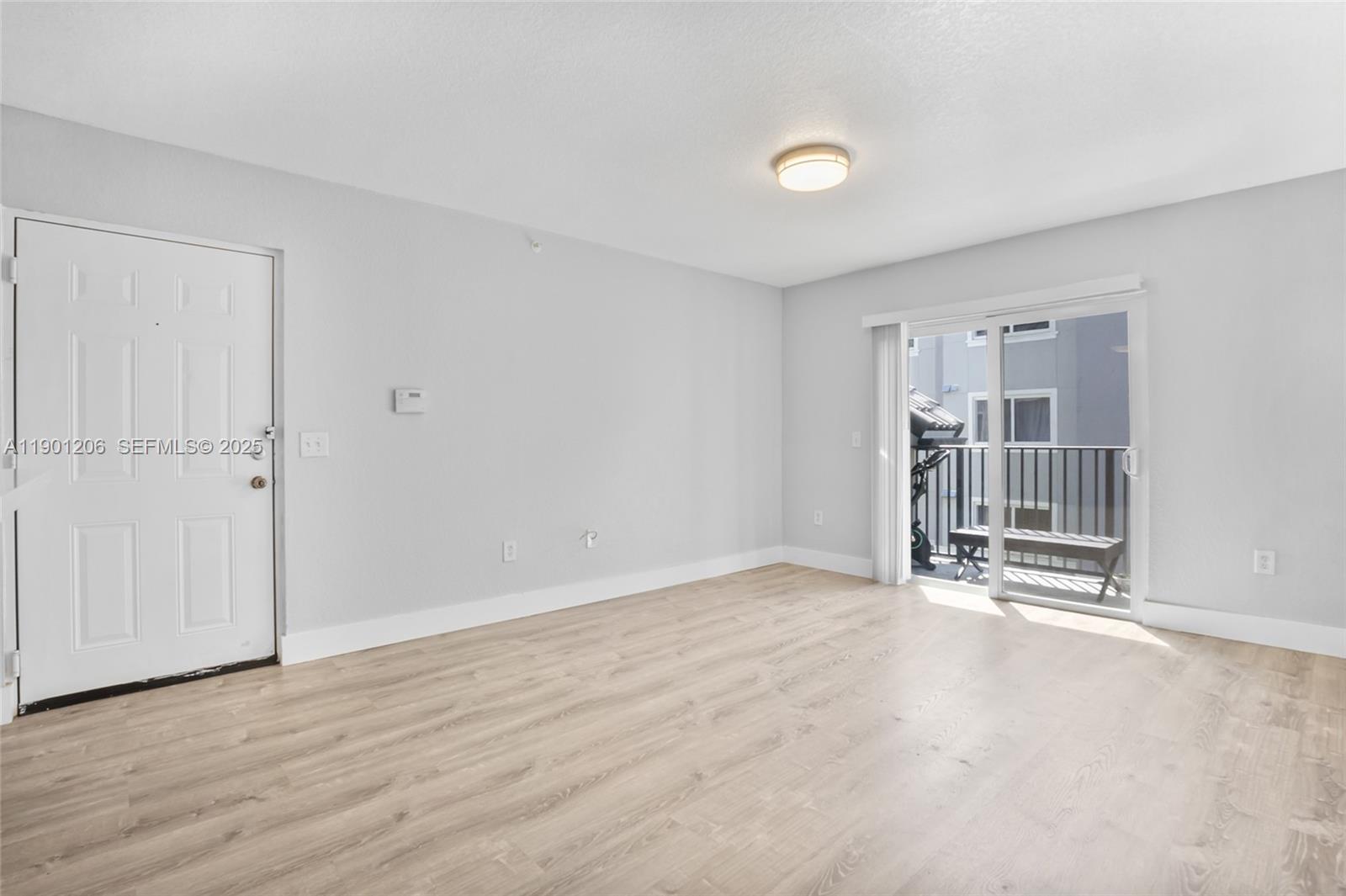 VISTA TRACE 8 CONDO - Residential