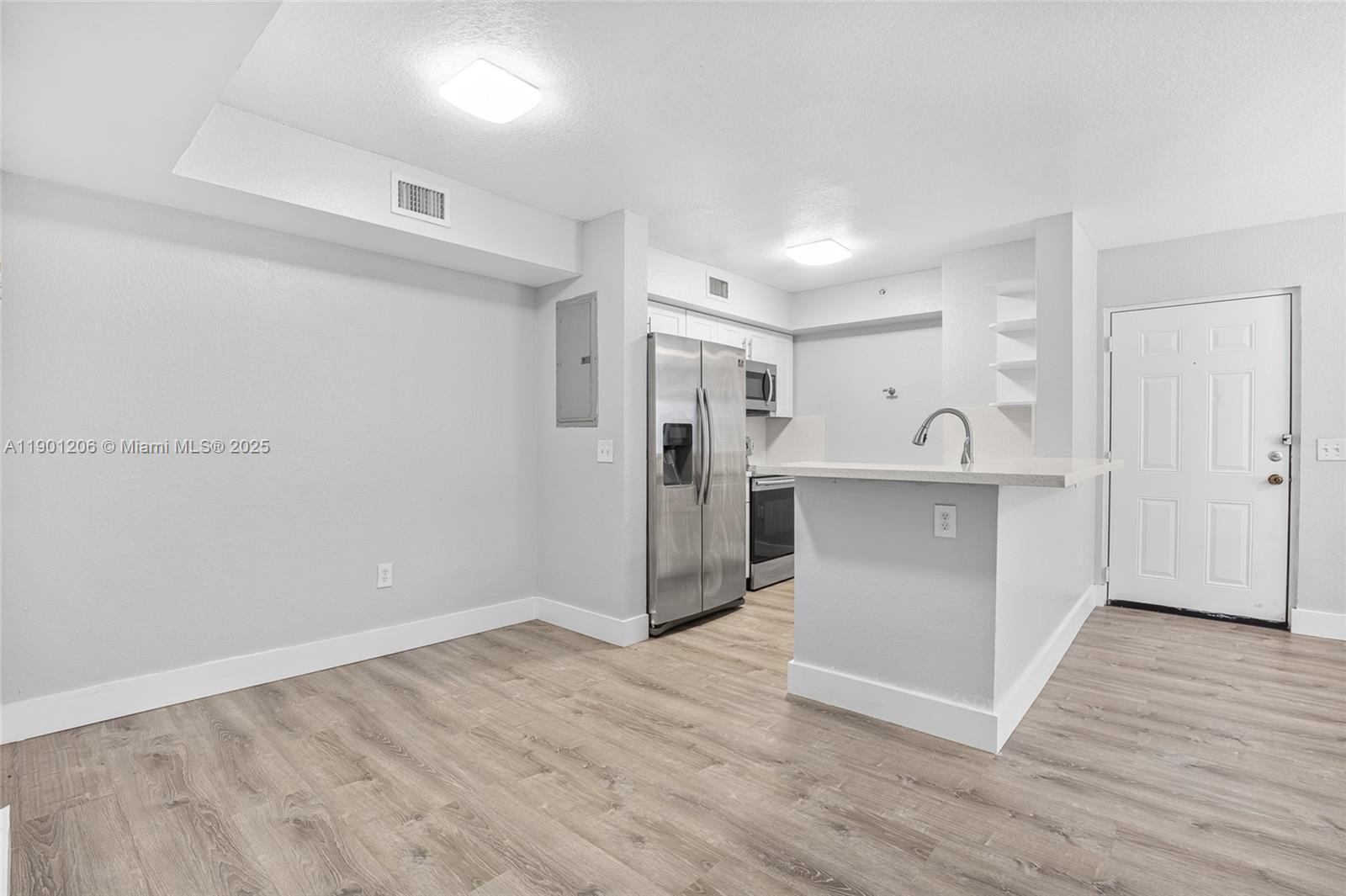 VISTA TRACE 8 CONDO - Residential