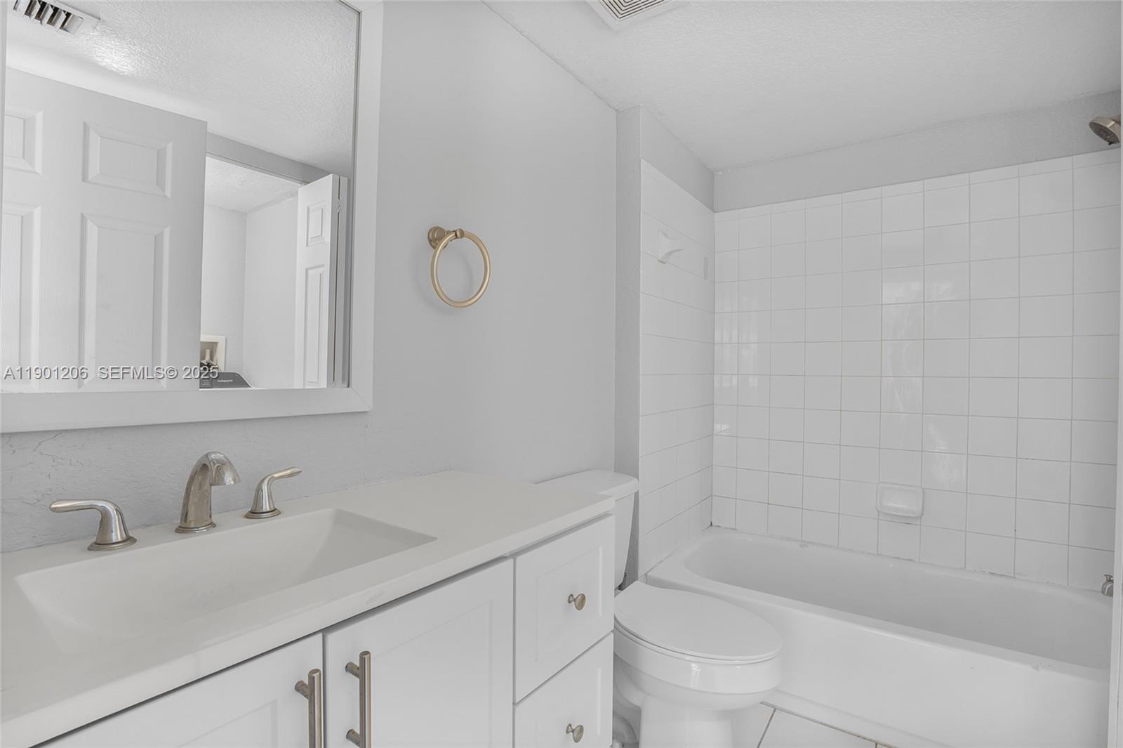 VISTA TRACE 8 CONDO - Residential