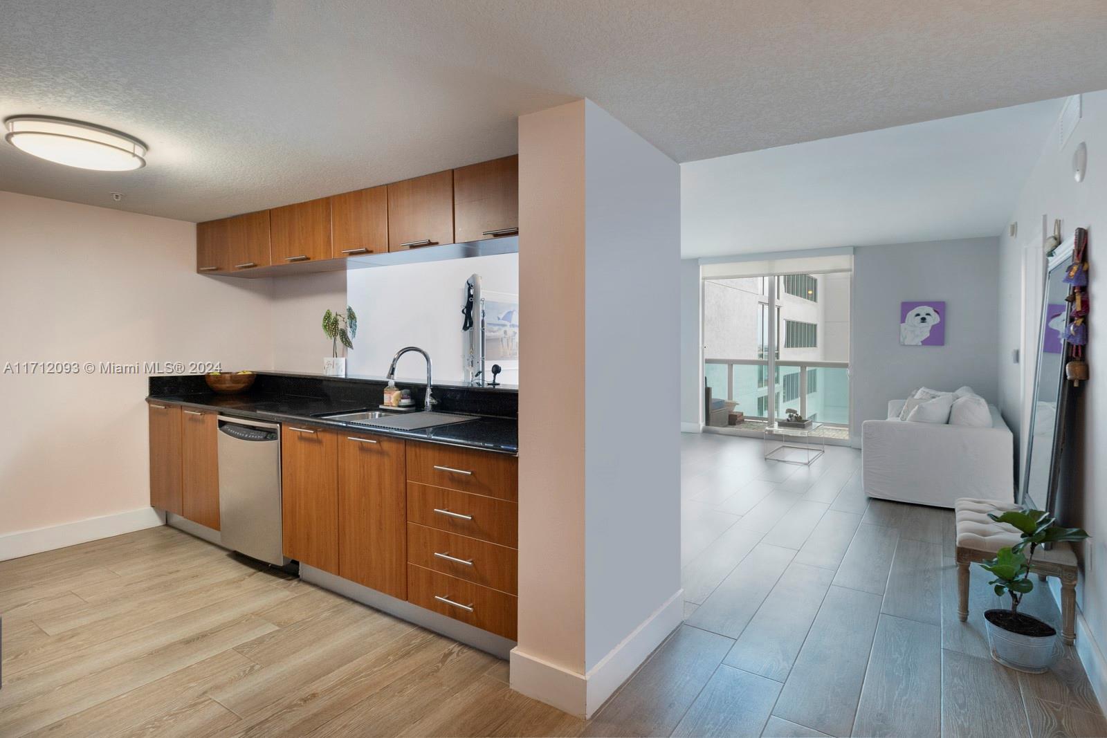 1800 N Bayshore Dr 2002
