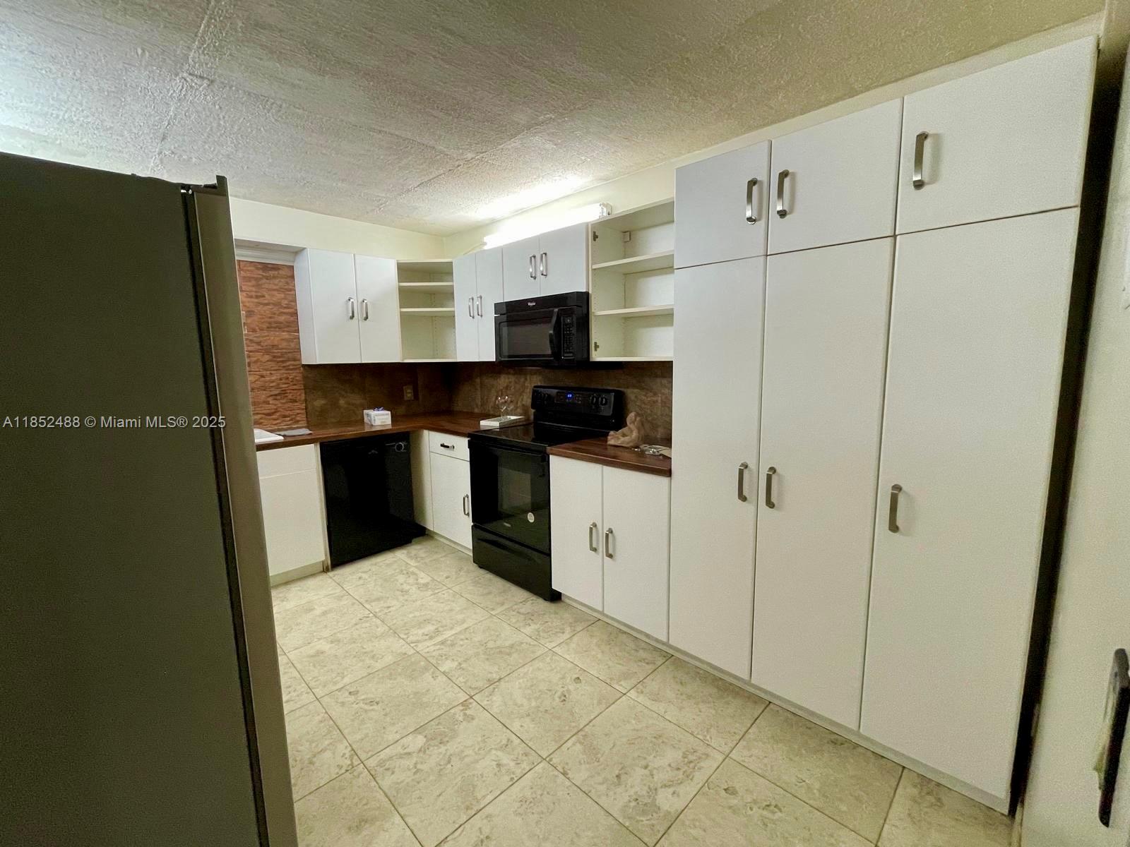 BLDG 130 OF COUNTRY CLUB - Residential Lease