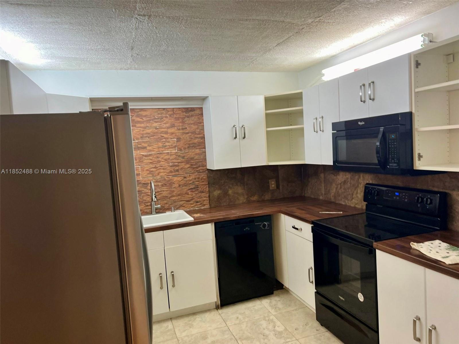 BLDG 130 OF COUNTRY CLUB - Residential Lease