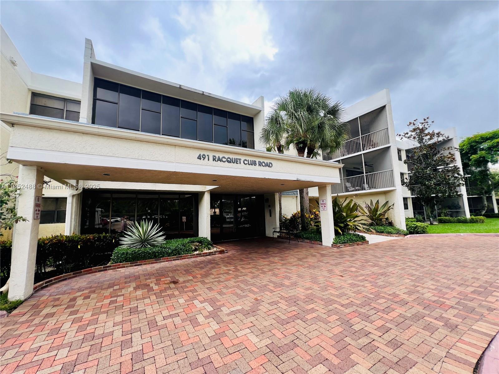 BLDG 130 OF COUNTRY CLUB - Residential Lease