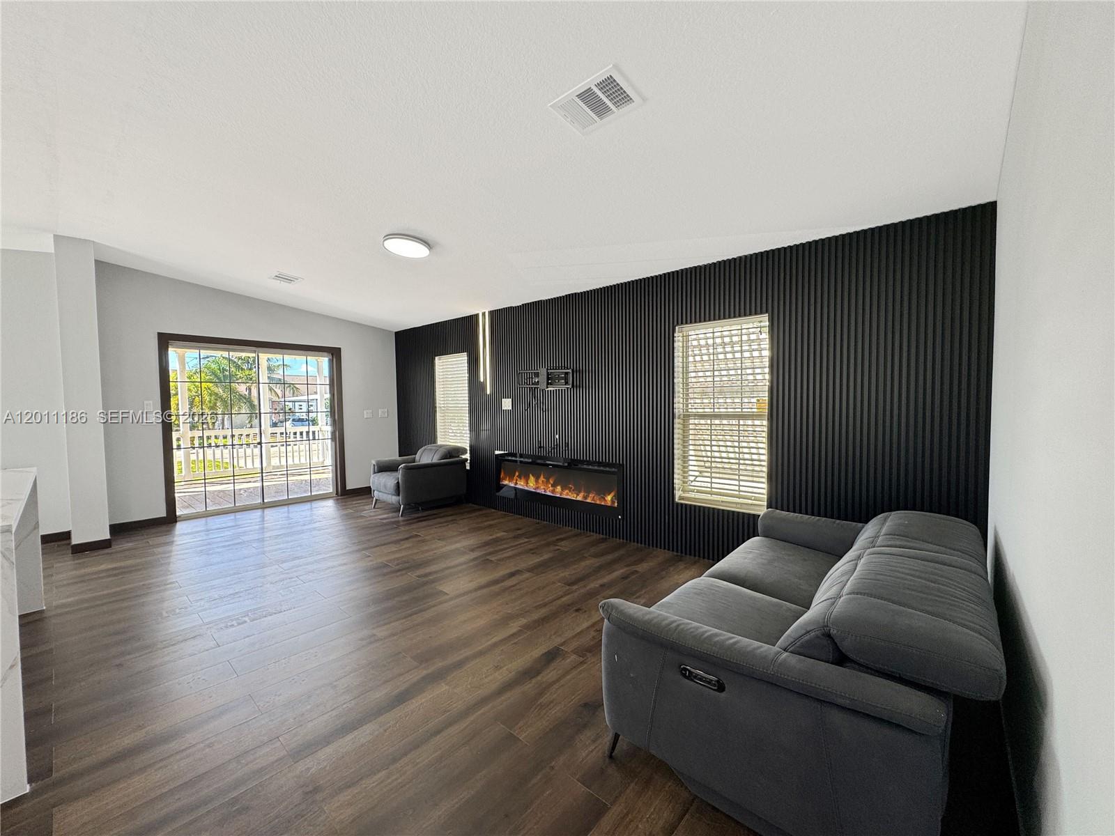 RAVENSWOOD ESTATES & MARI - Residential