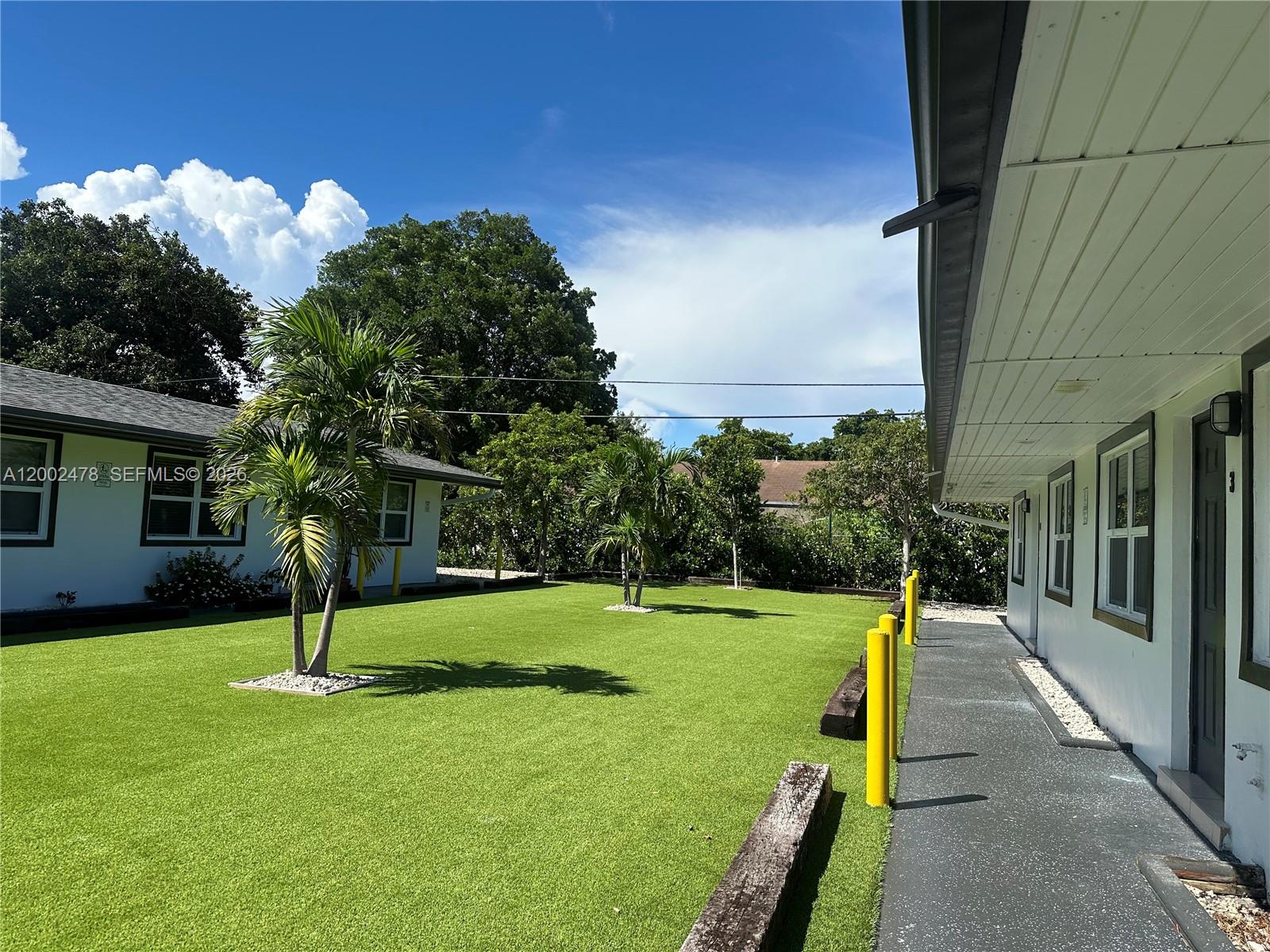 HOLLYWOOD LITTLE RANCHES - Residential Lease