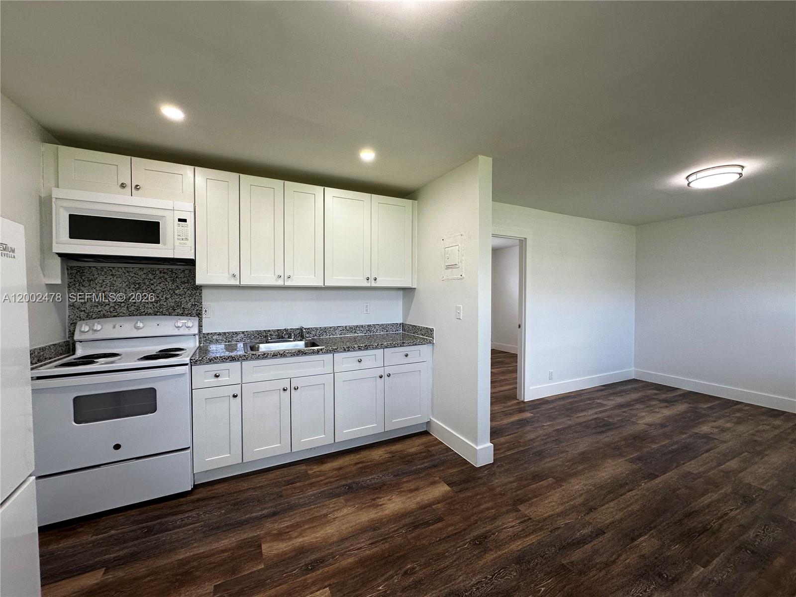 HOLLYWOOD LITTLE RANCHES - Residential Lease