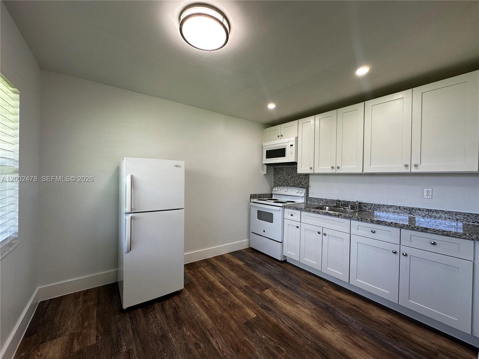 HOLLYWOOD LITTLE RANCHES - Residential Lease