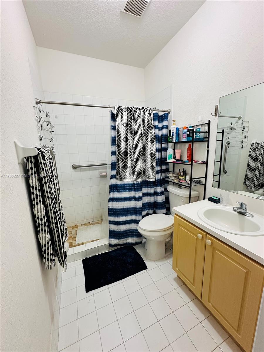 OLD BISCAYNE VILLAS CONDO - Residential