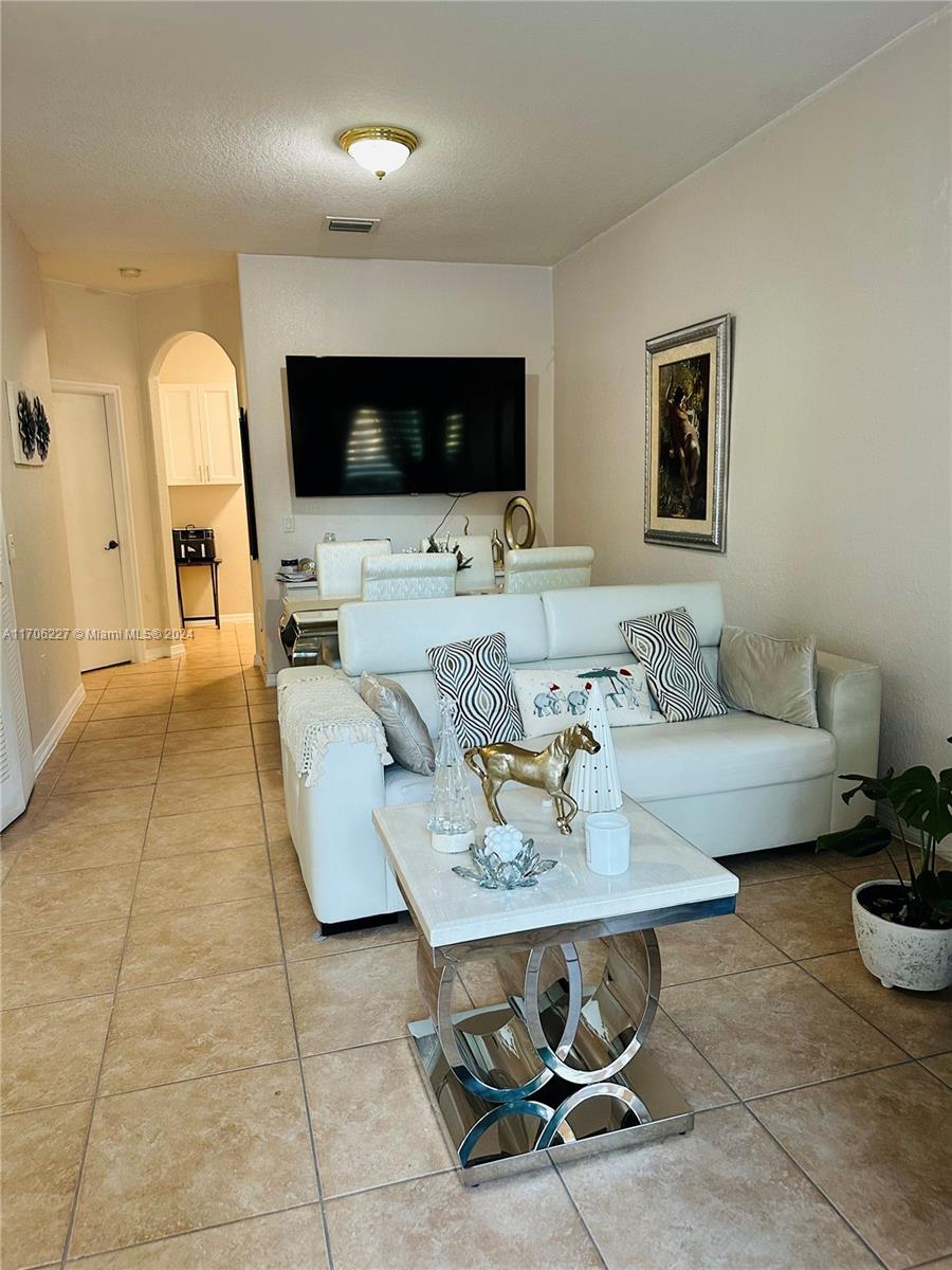 OLD BISCAYNE VILLAS CONDO - Residential