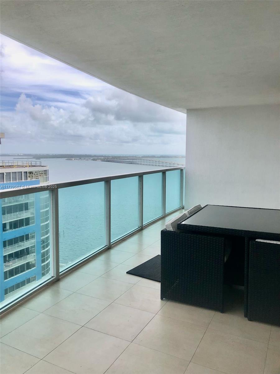 Amazing apartmet with views to Bahia of Brickell Spacious 1/1, spaciuos and well distributed unit. Amenities include: 2 pools & Jacuzzi, outdoor grills, fitness center with sauna, party room, playground, Dog Park, cafe/ convenience store, 24 hr security and valet.