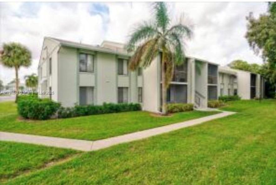 Investor opportunity! Charming first floor condo with screened patio. Tile throughout in this spacious 2 bedrooms, 2 baths and an additional room with closet perfect for a home office or 3rd bedroom.
Unit rented till July 2025 at $1,900/month.