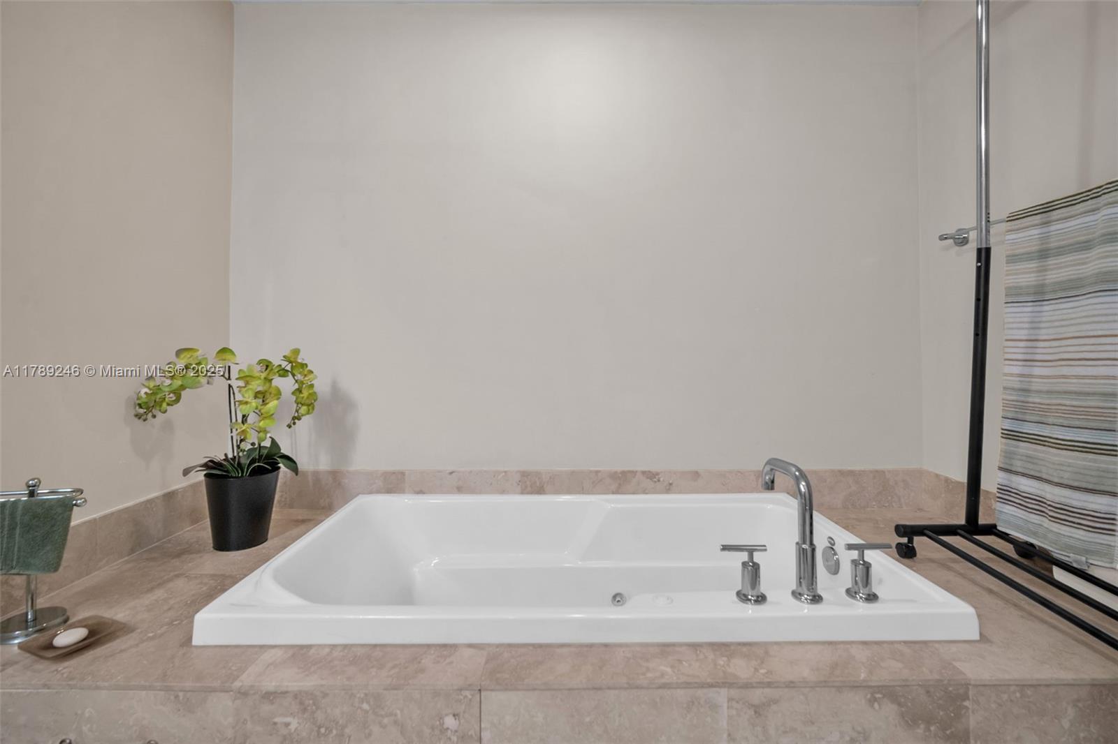LUNA OCEAN RESIDENCES CON - Residential