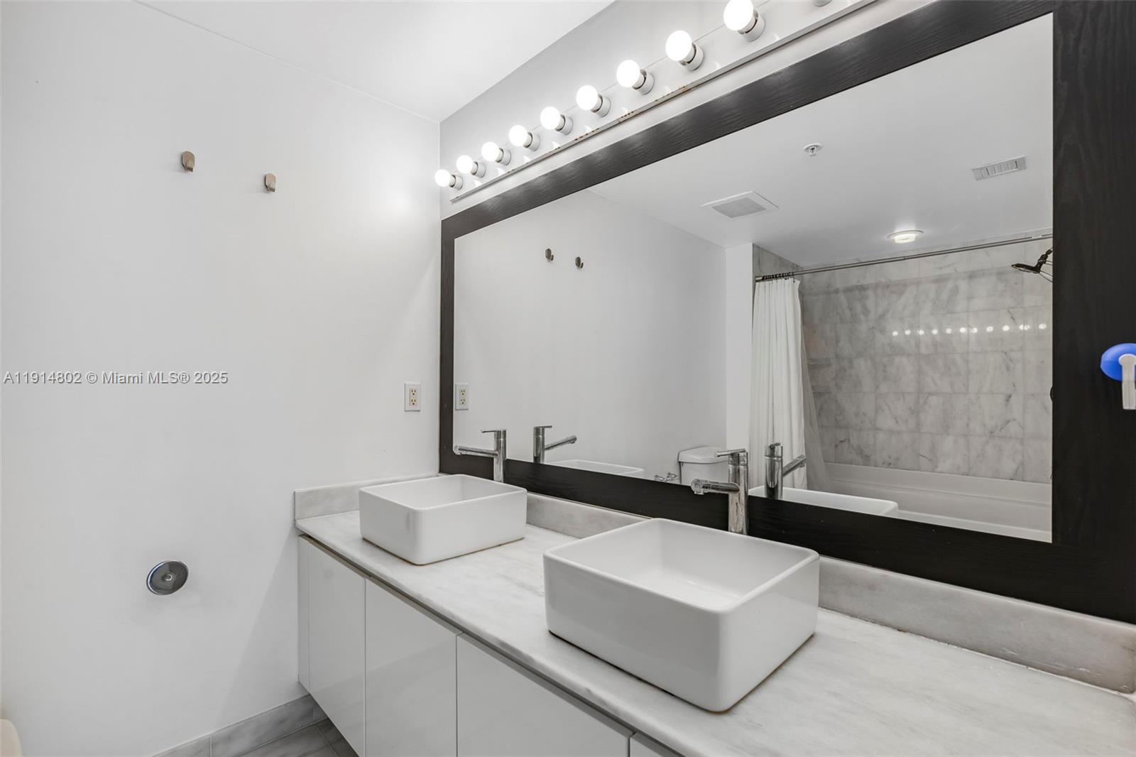 BLUE CONDO - Residential