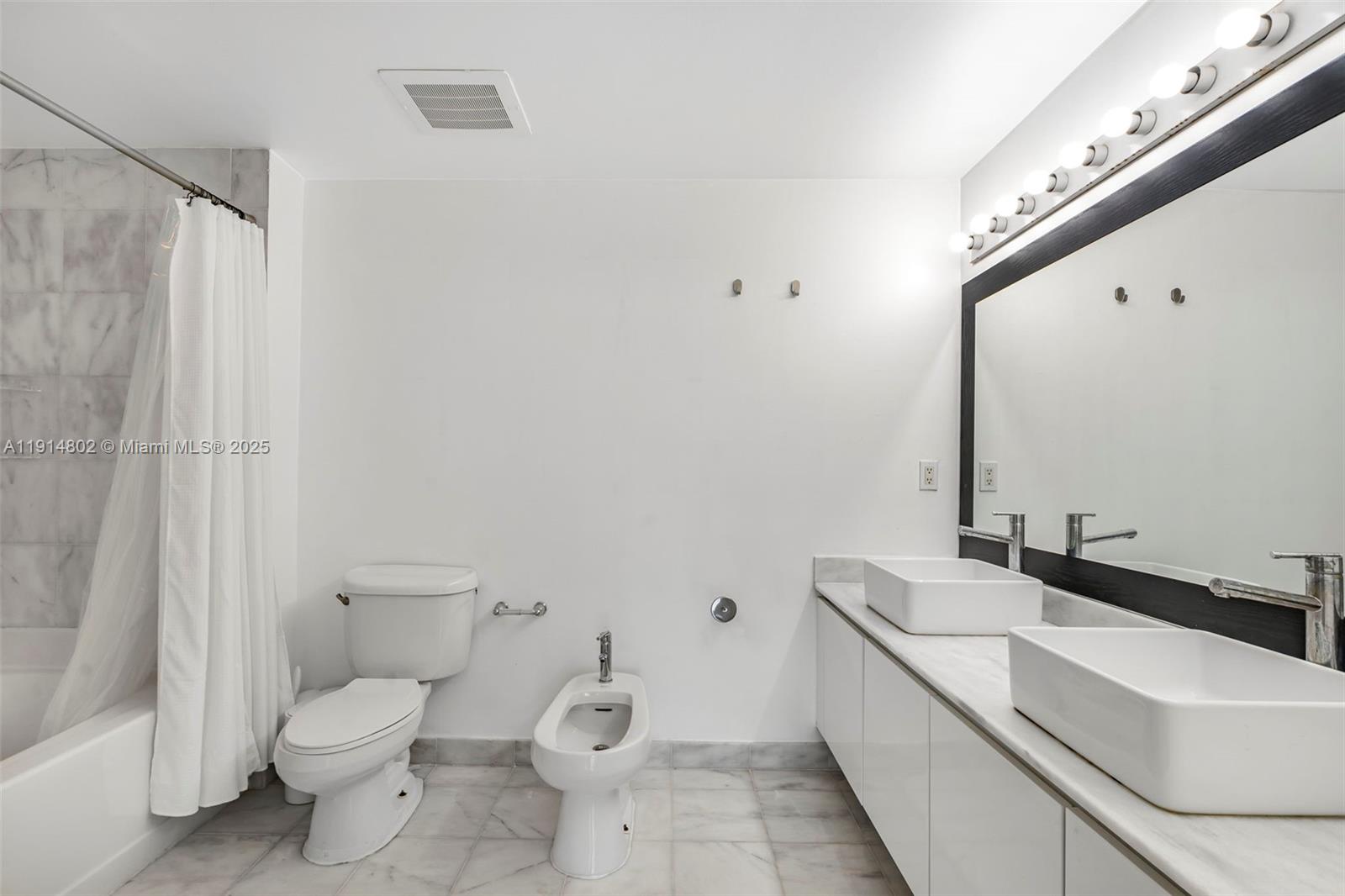 BLUE CONDO - Residential