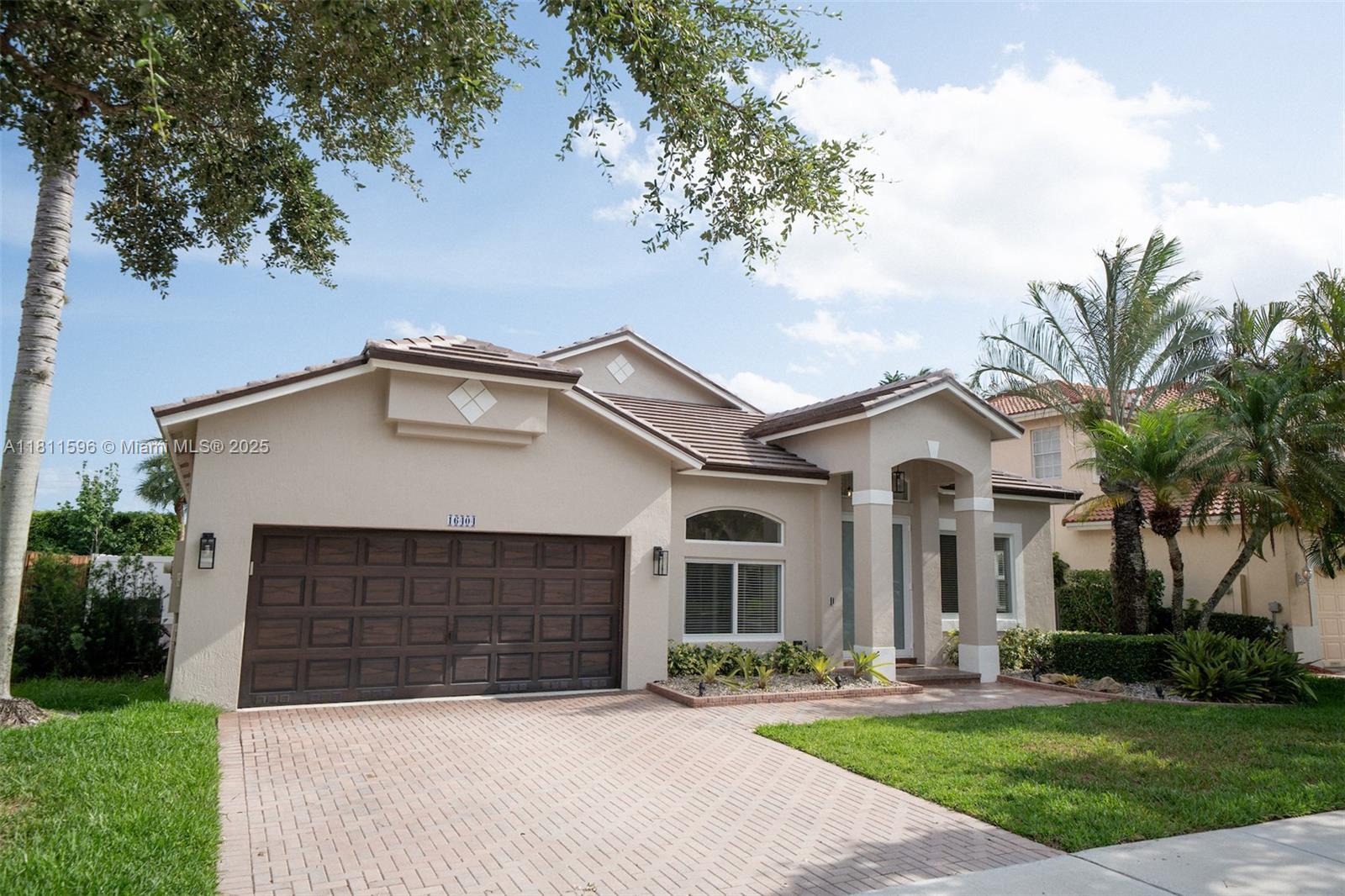 SAPPHIRE POINTE - DIAMOND - Residential