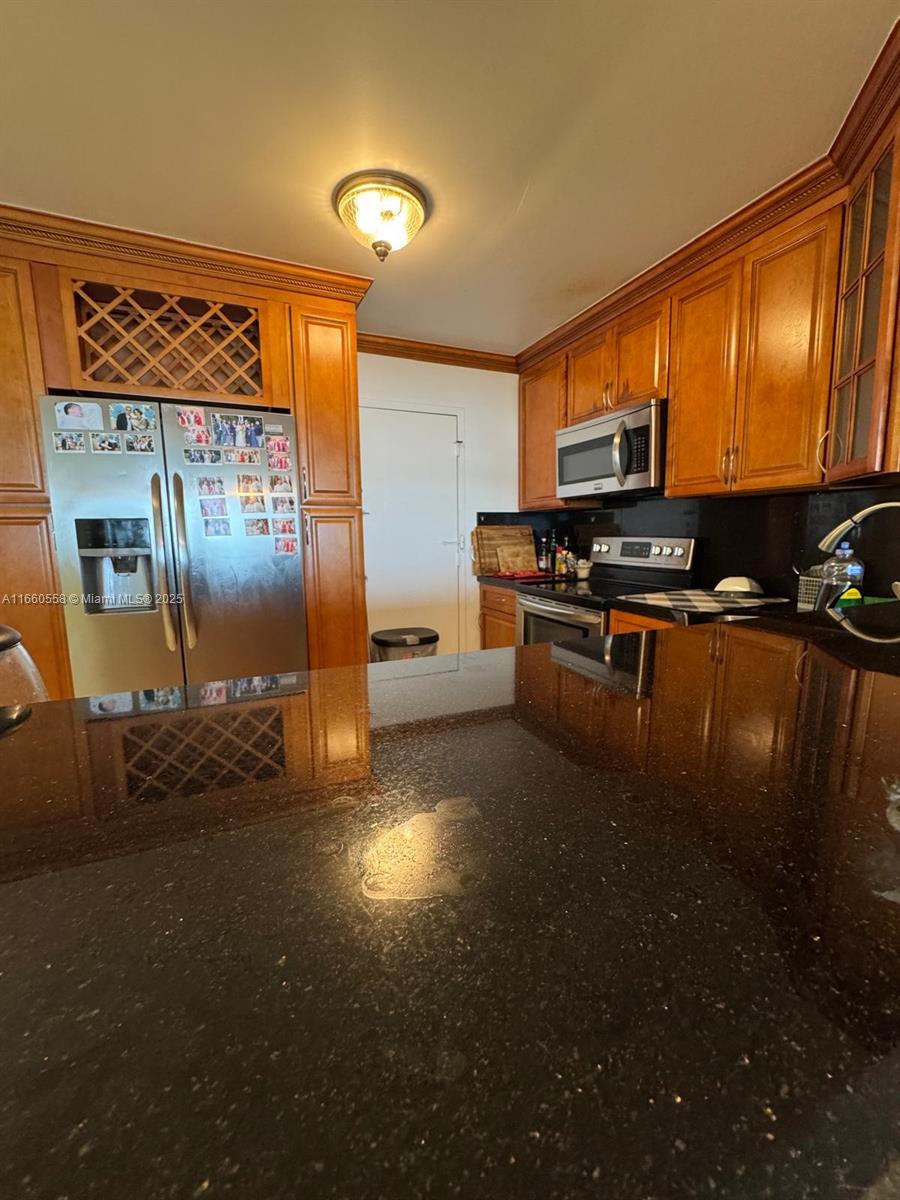 HALLMARK OF HOLLYWOOD CON - Residential