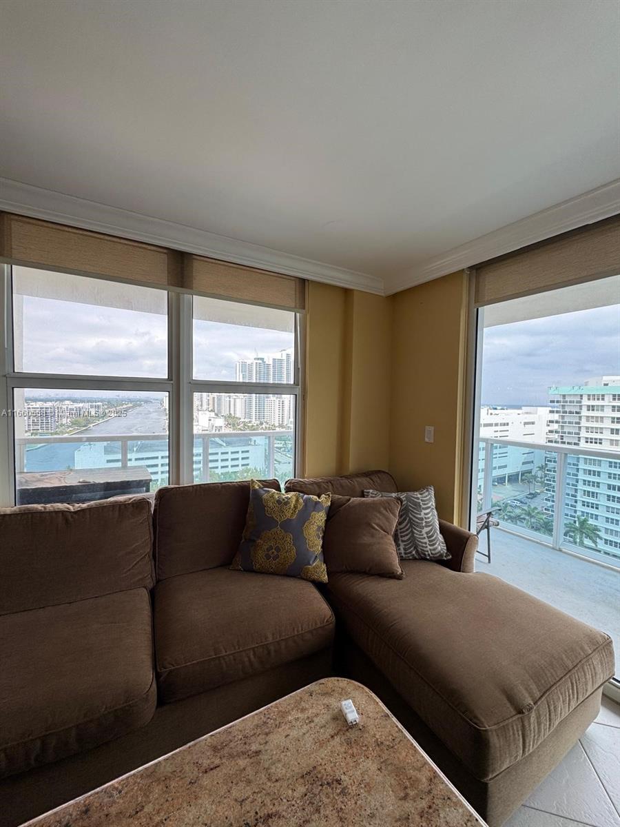 HALLMARK OF HOLLYWOOD CON - Residential